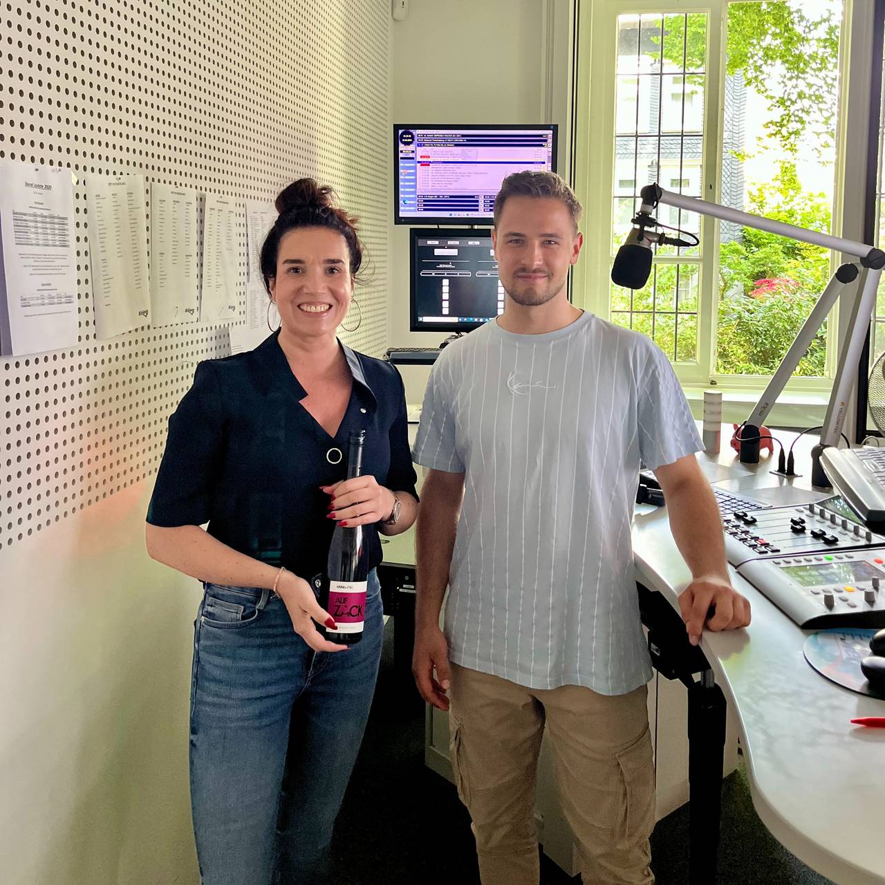 Laura Ermert von "Weinhaftig" mit Moderator Max Schepp