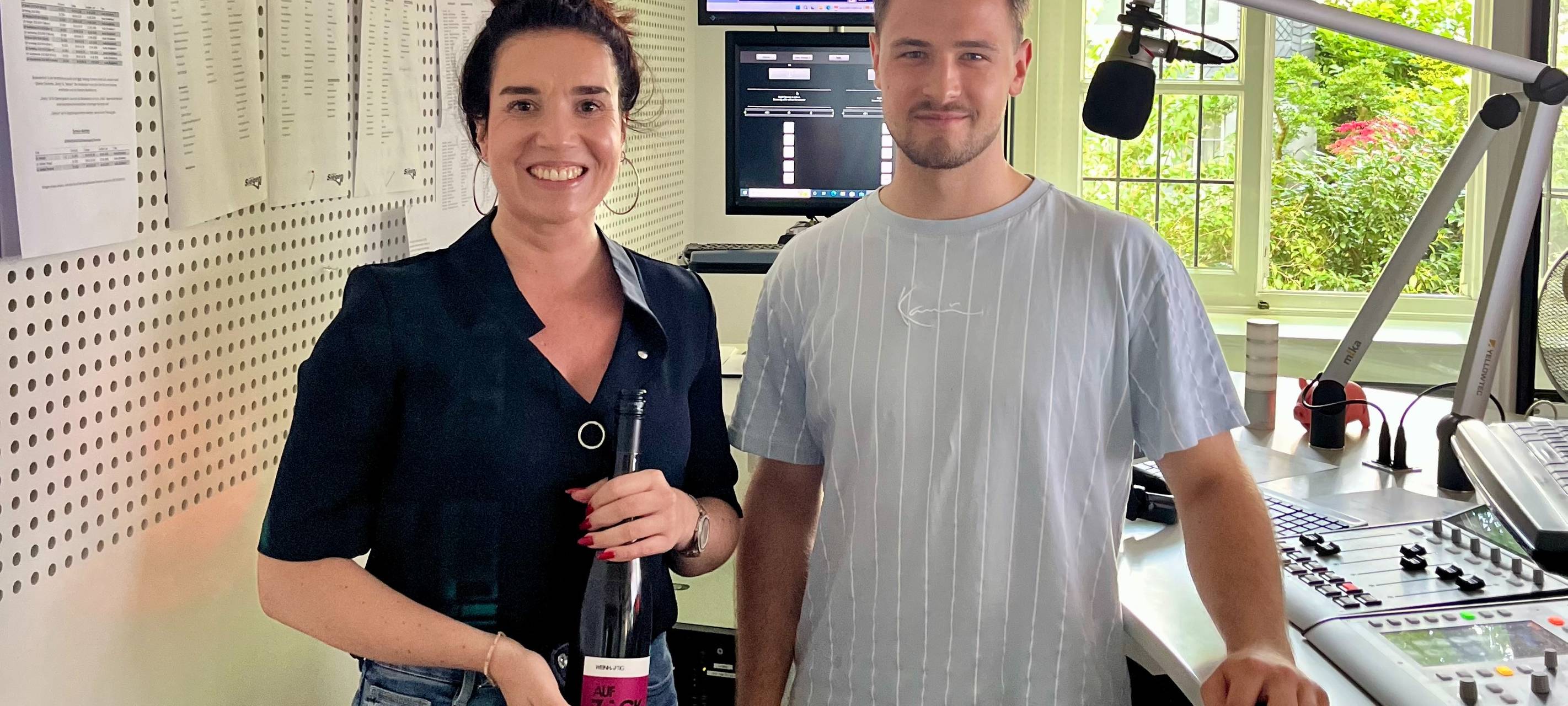 Laura Ermert von "Weinhaftig" mit Moderator Max Schepp