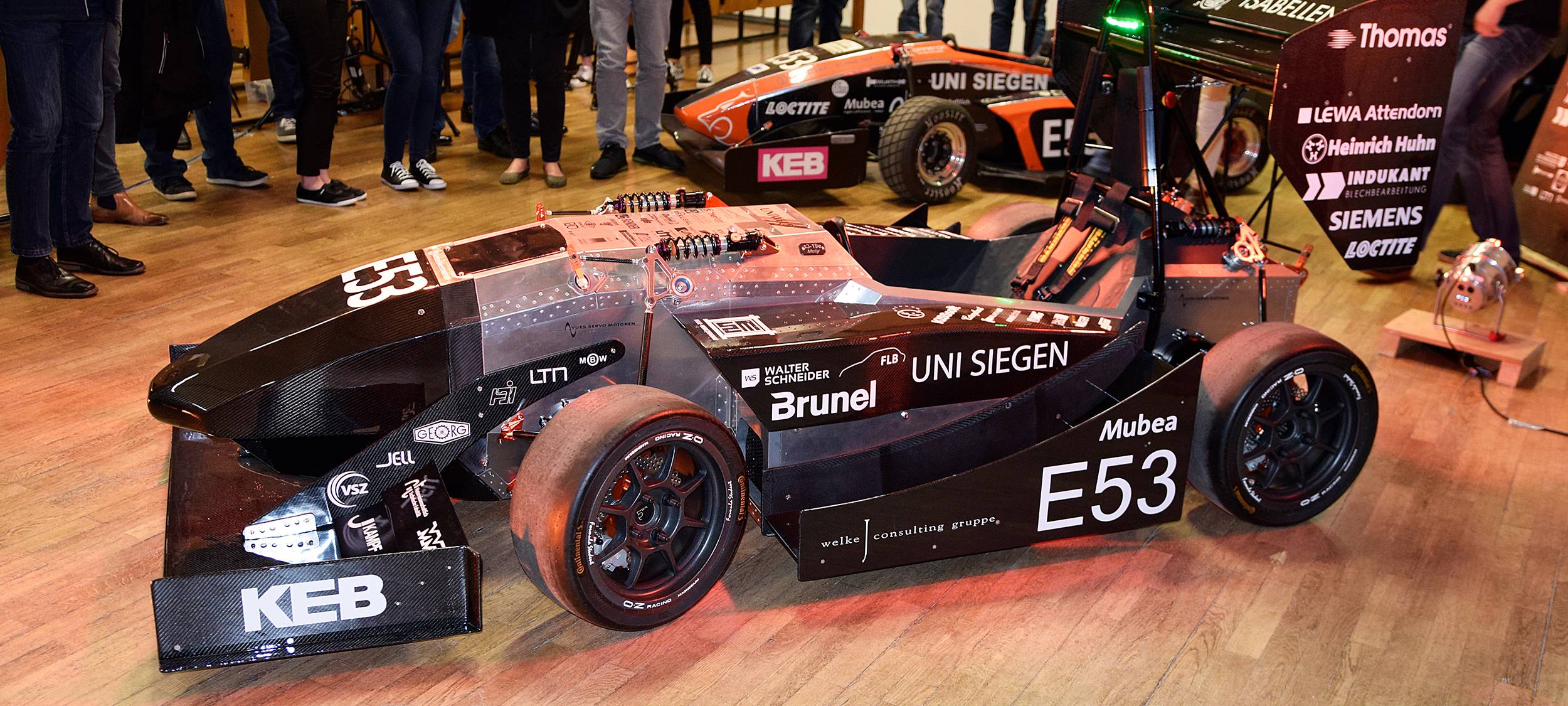 Studenten der Uni Siegen stellen neuen Rennwagen vor