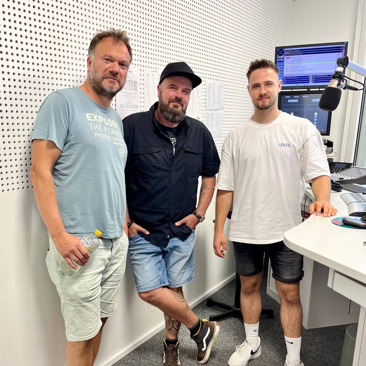Veit Wiese und Thomas Wied von "Crashing Temples" mit Radio Siegen Moderator Max Schepp