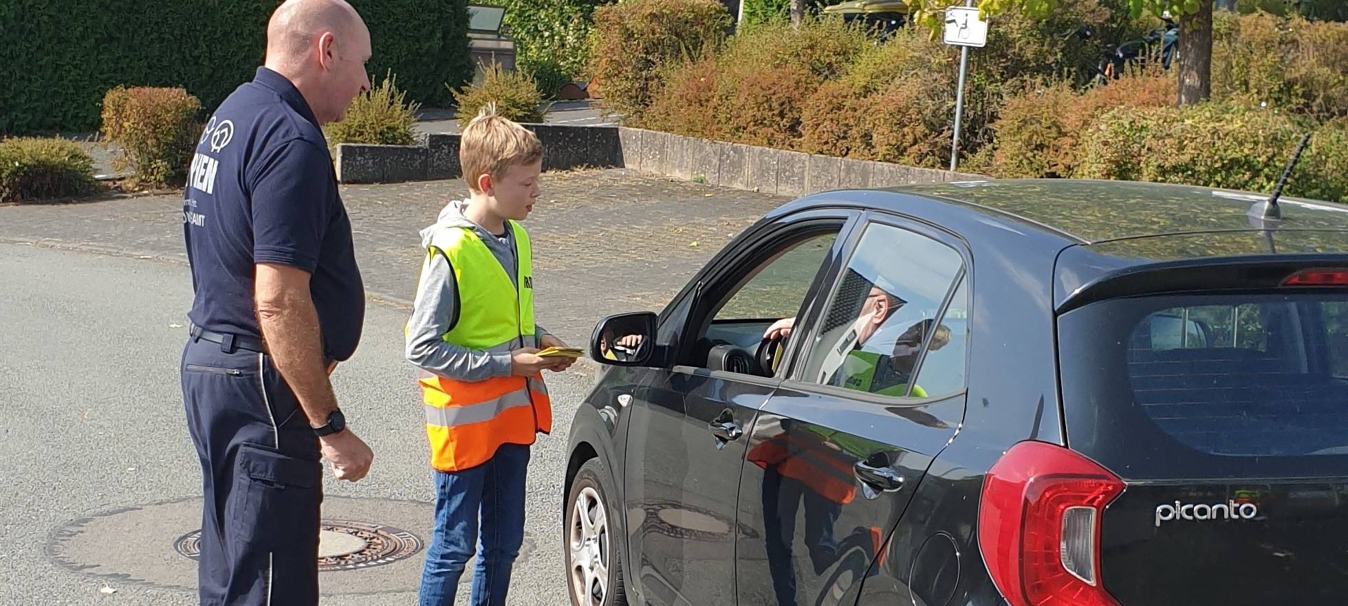 Elterntaxi bekommt vor dem Gymnasium Netphen die Gelbe Karte.