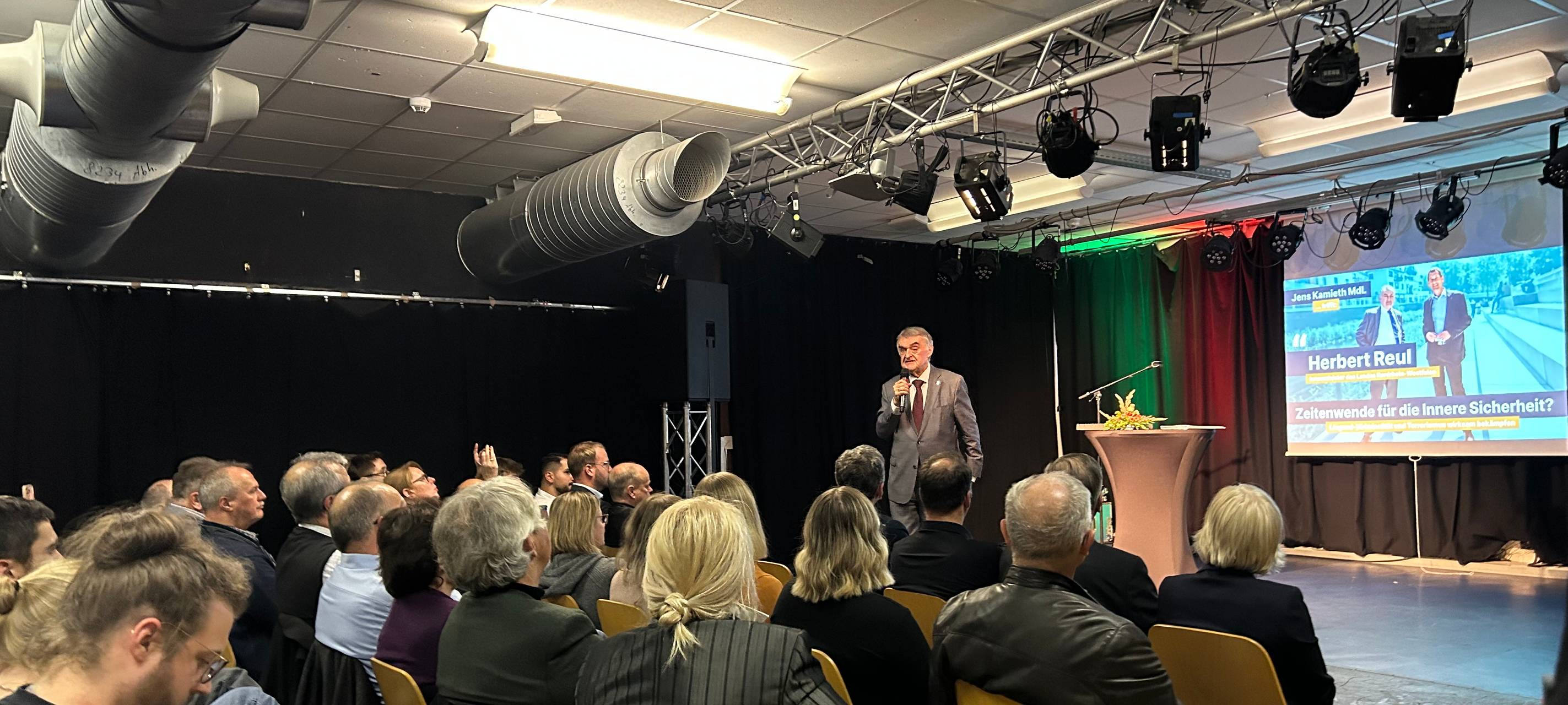 NRW-Innenminister Reul in Siegen: Messerverbotszonen machen nicht überall Sinn