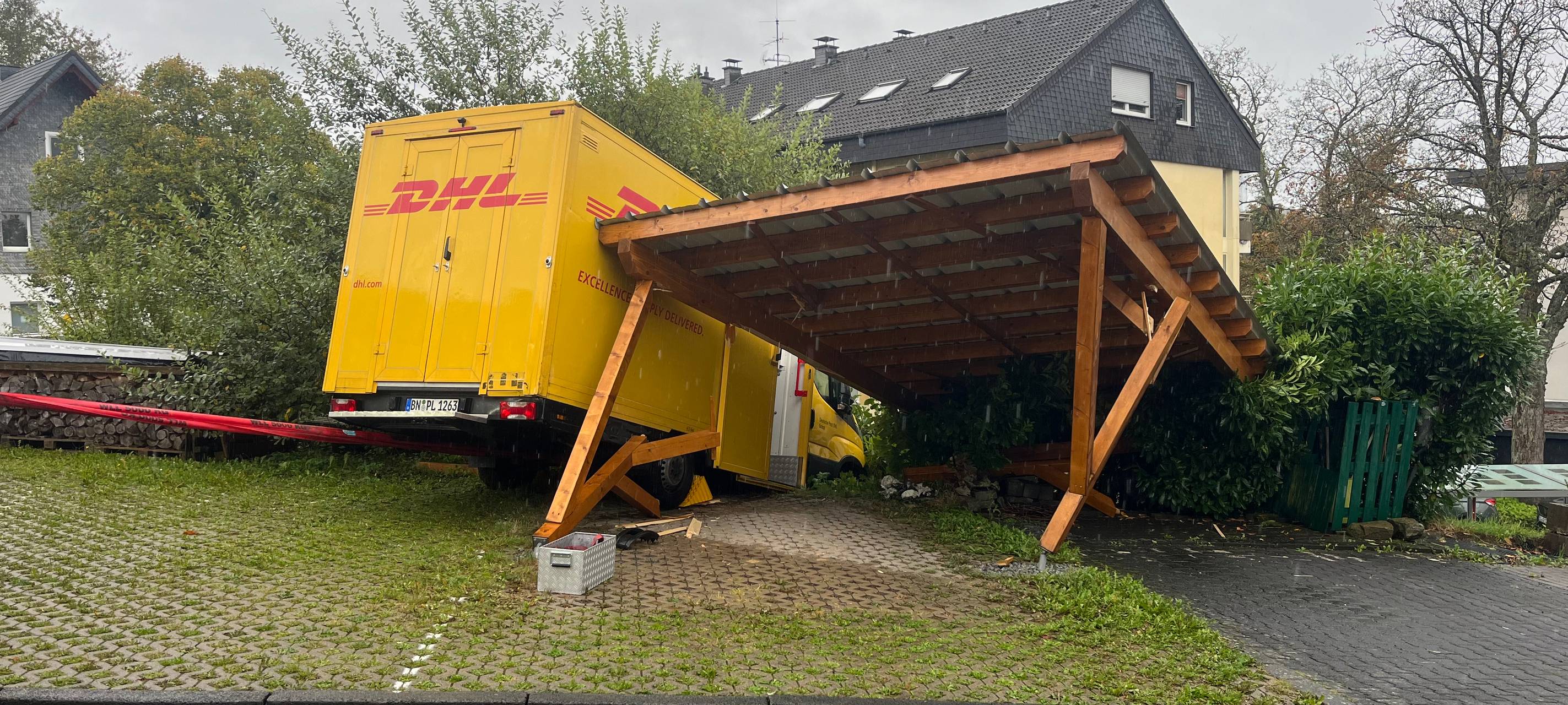 Paketfahrzeug auf Abwegen