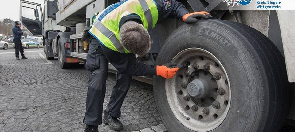 Vom 11. -17. November fand eine europaweite Schwerpunktkontrollwoche statt. Im Visier: Der Schwerlastverkehr, oder, wie es in der internationalen Aktion lautete, „bus and trucks“. Fast jedes vierte Fahrzeug fiel durch mindestens einen Verstoß auf.
