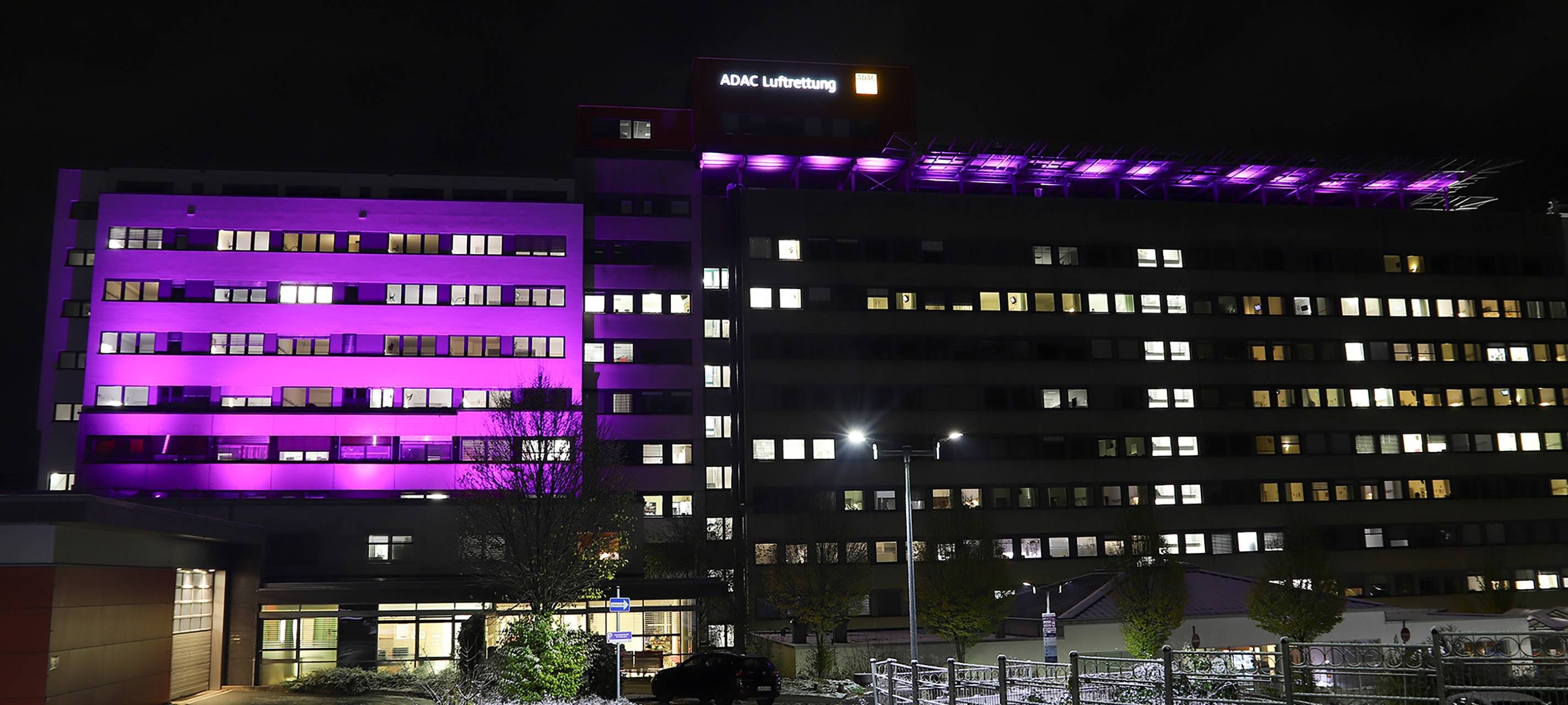 Zum Weltpankreaskrebstag wird das Jung-Stilling-Krankenhaus in Siegen lila angestrahlt, um auf das Thema aufmerksam zu machen.