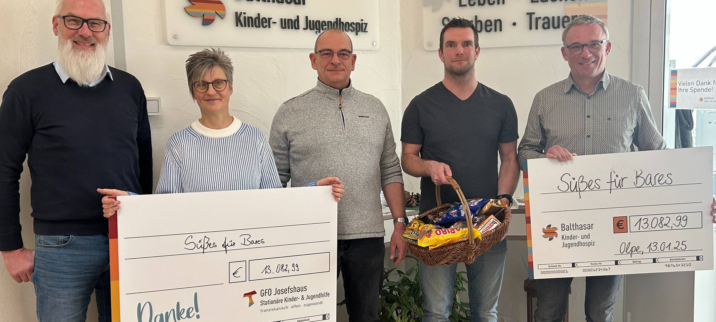 Mit der Aktion "Süßes für Bares" spendet die SMS-Group Hilchenbach 26.000 Euro an das Kinder- und Jugendhospiz Balthasar und das GFO Josefshaus.