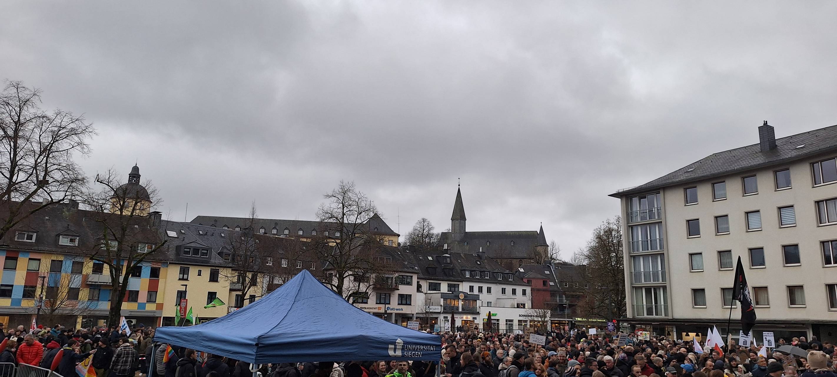 Tausende Menschen bei Demo gegen "Rechts" in Siegen