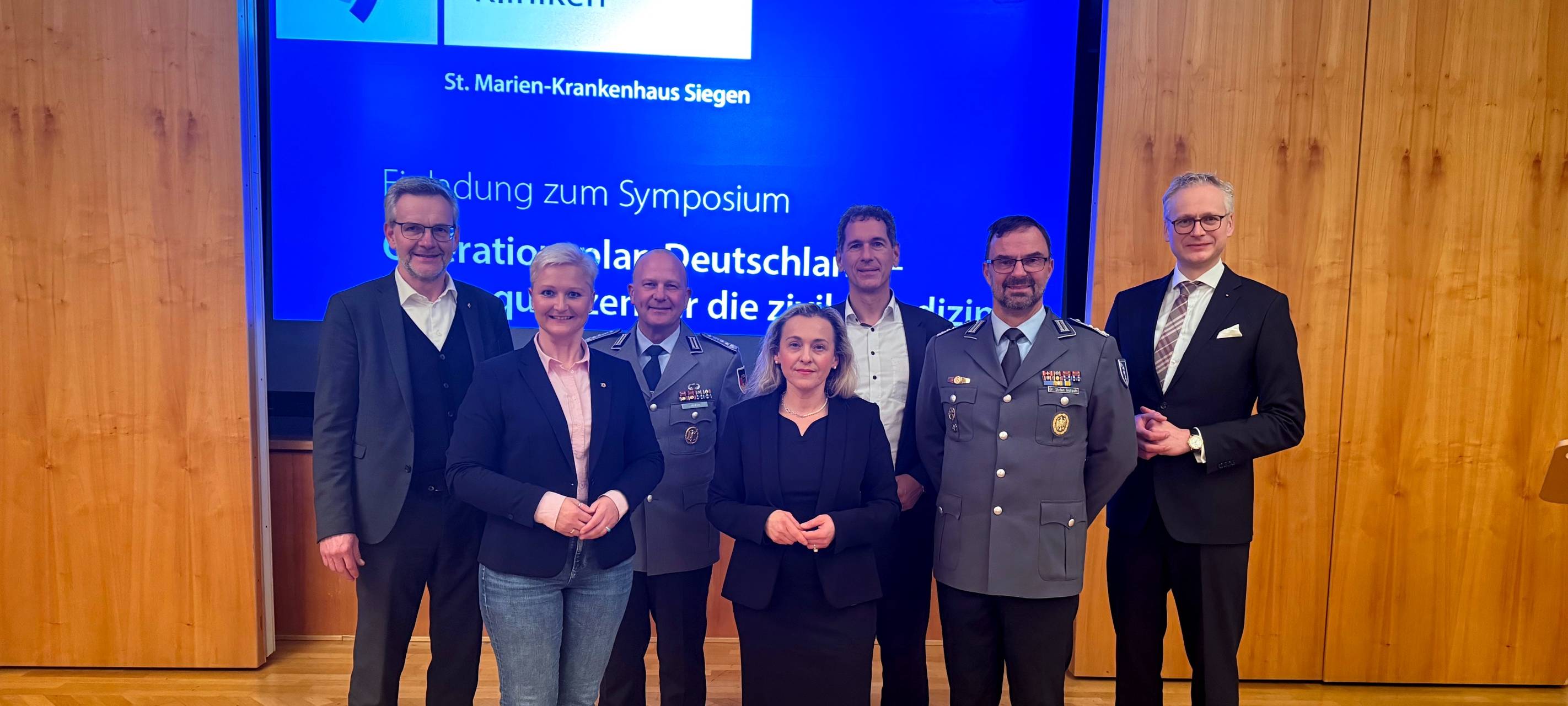 Die Referenten v. l. n. r.: Geschäftsführer der Marien Gesellschaft Siegen, Hans-Jürgen Winkelmann, Anke Fuchs-Dreisbach, CDU-Abgeordnete des Landtags NRW, Oberstarzt Matthias Marth, Luiza Licina-Bode, SPD-Abgeordnete des Deutschen Bundestages, Jens Kamieth, stv. Bürgermeister der Stadt Siegen, Oberstarzt Dr. Stefan Göbbels und Prof. Dr. med. Christian Brülls.