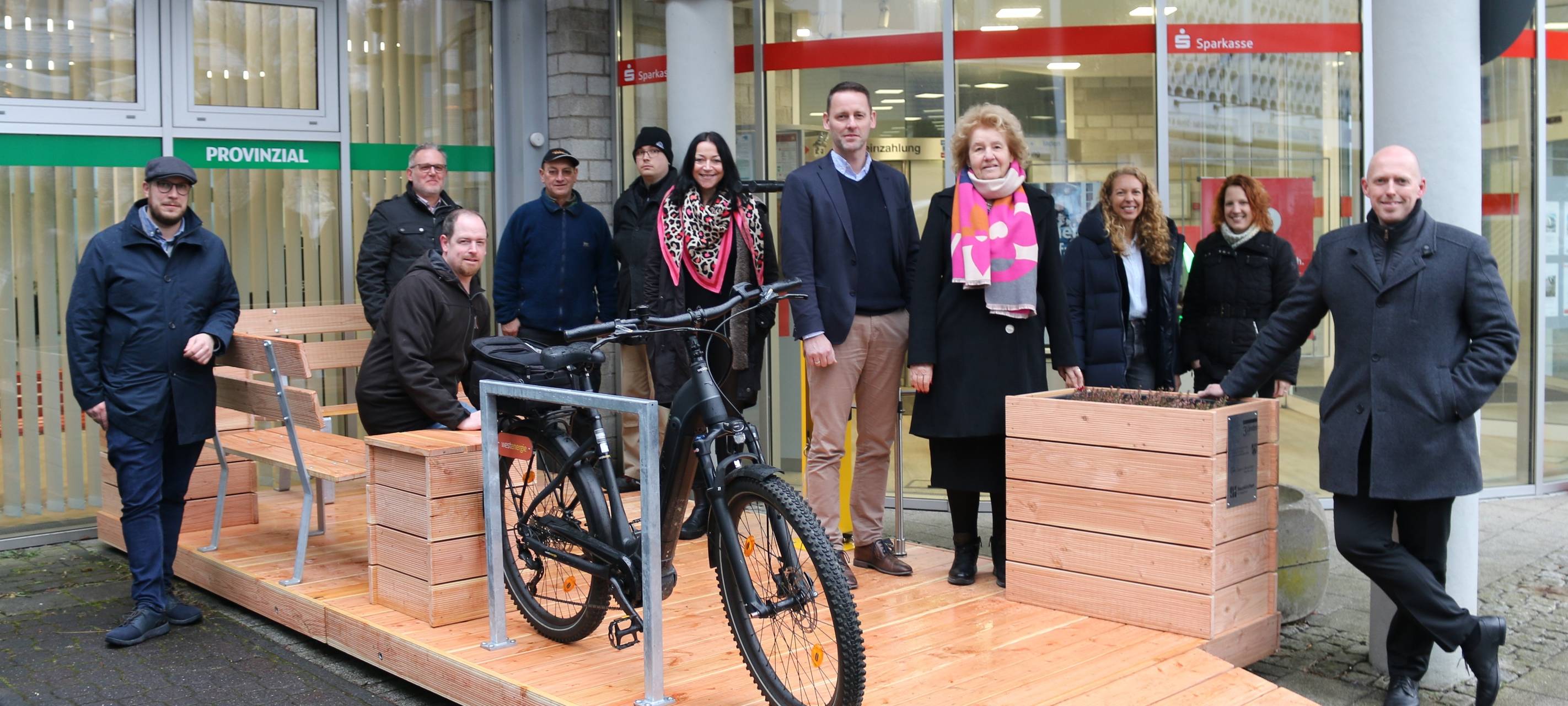 Vertreterinnen und Vertreter von Gemeinde Neunkirchen, Sparkasse Burbach-Neunkirchen, AWO Siegener Werkstätten und LEADER-Regionalmanagement weihten das Parklet ein.