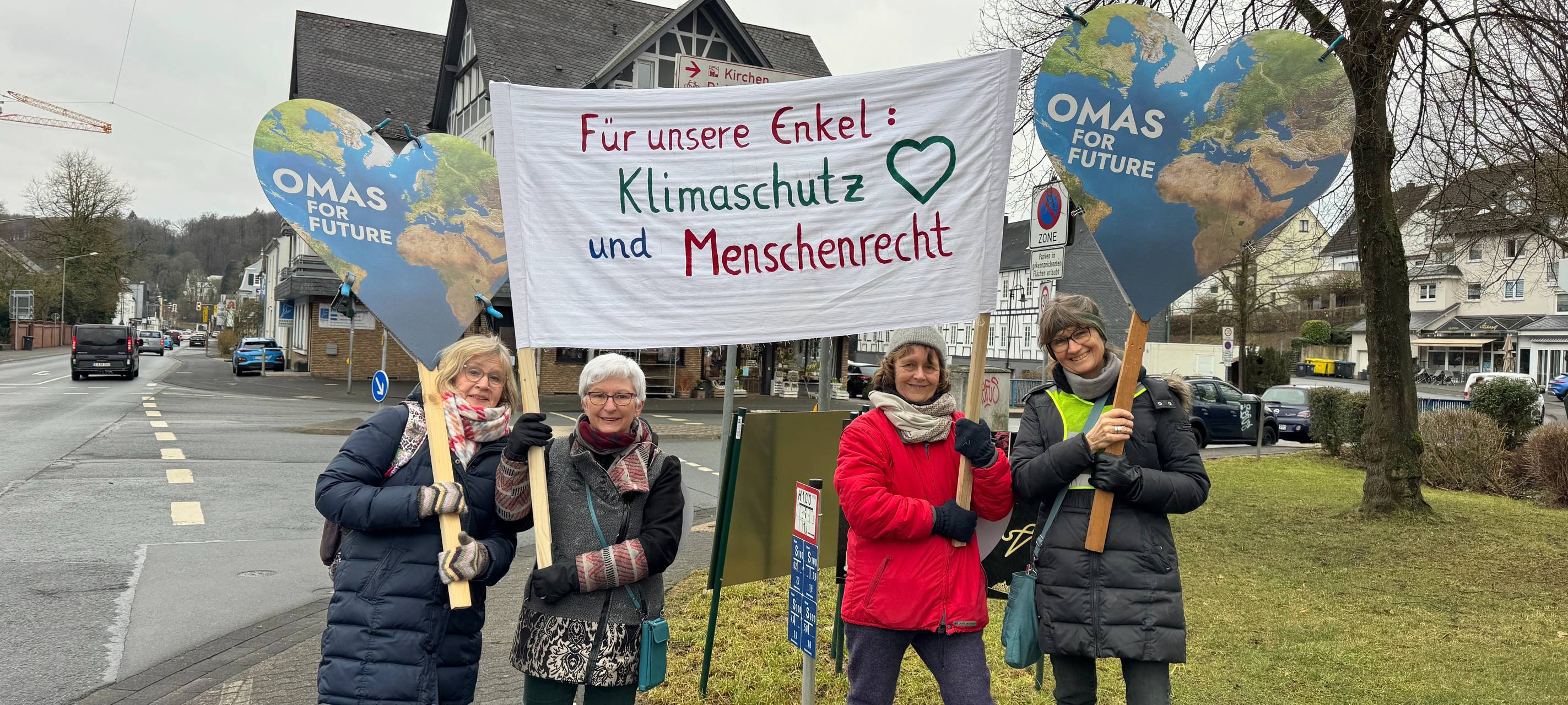 Omas For Future demonstrieren in Freudenberg