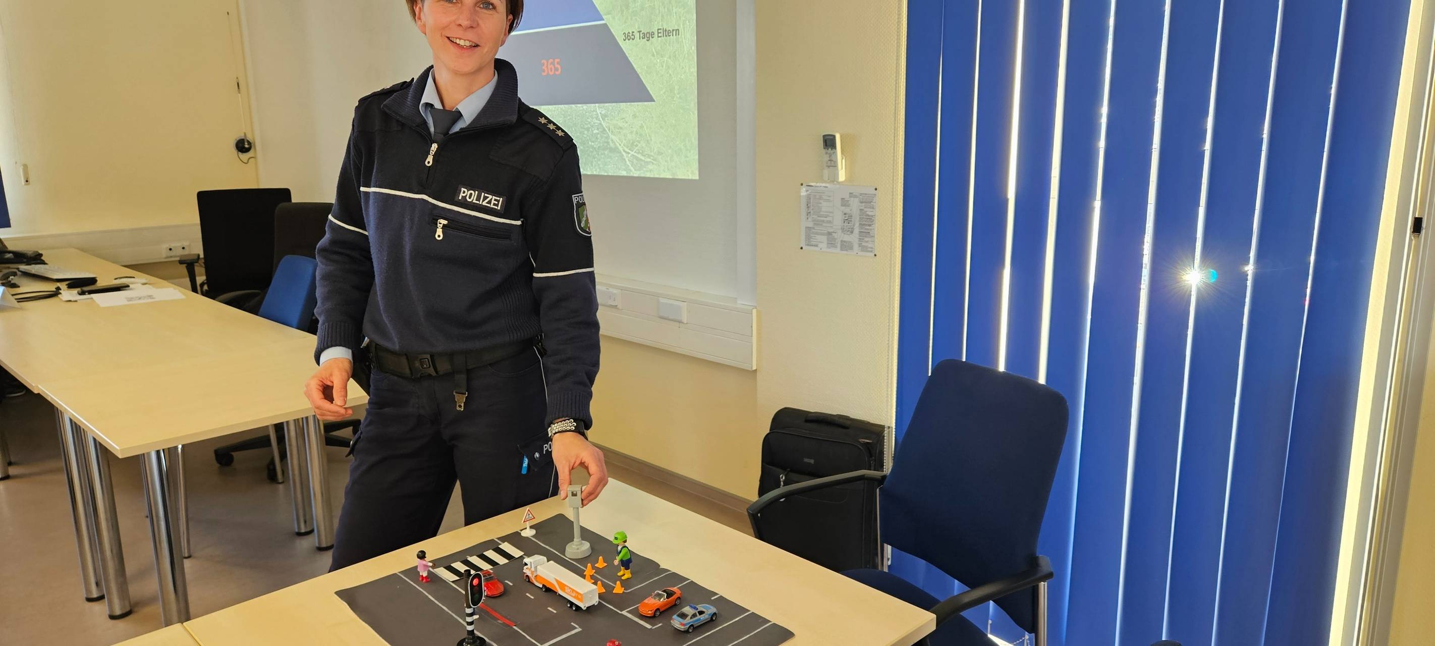 Polizistin an einem Tisch mit einer Spielstraße