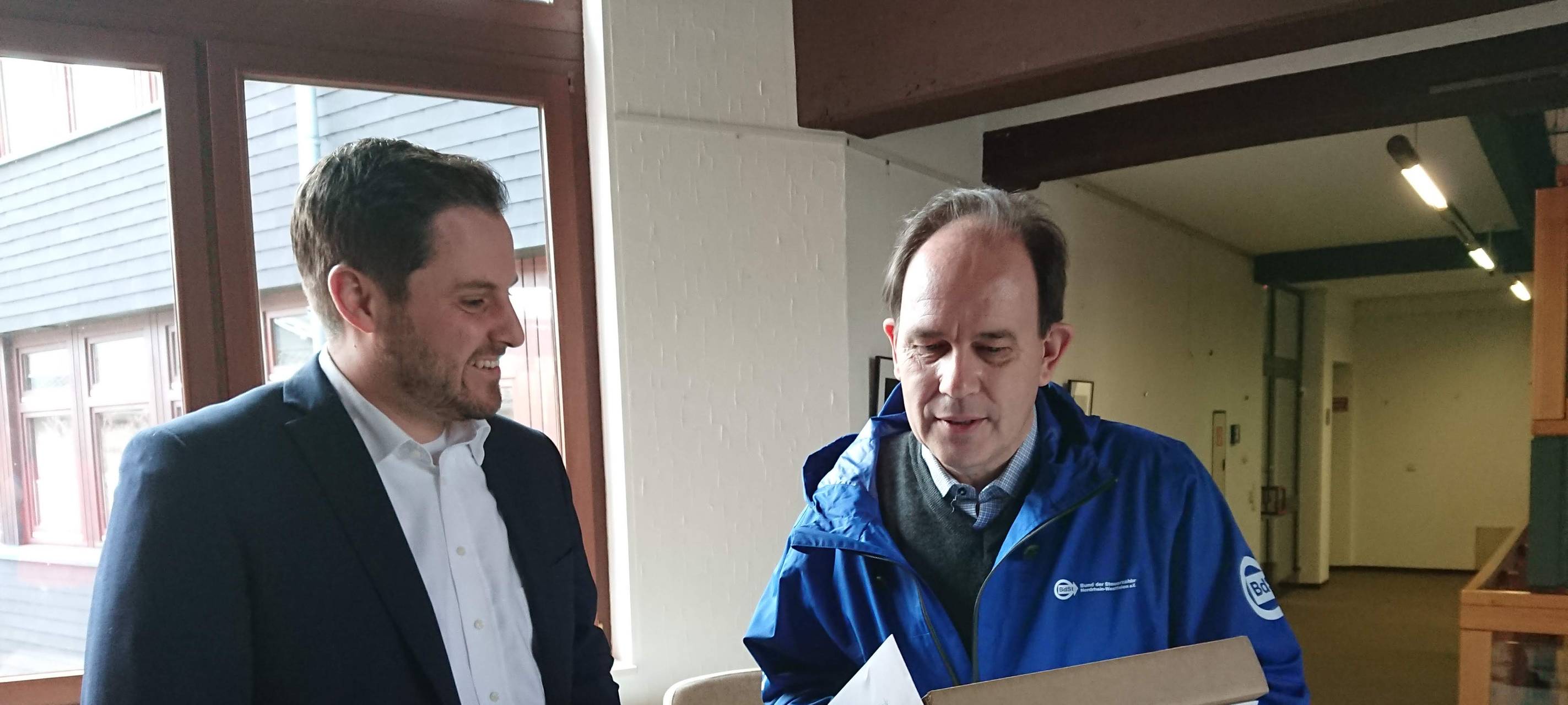Über 23.000 Unterschriften für Volksinitiative "Straßenbaubeitrag abschaffen"