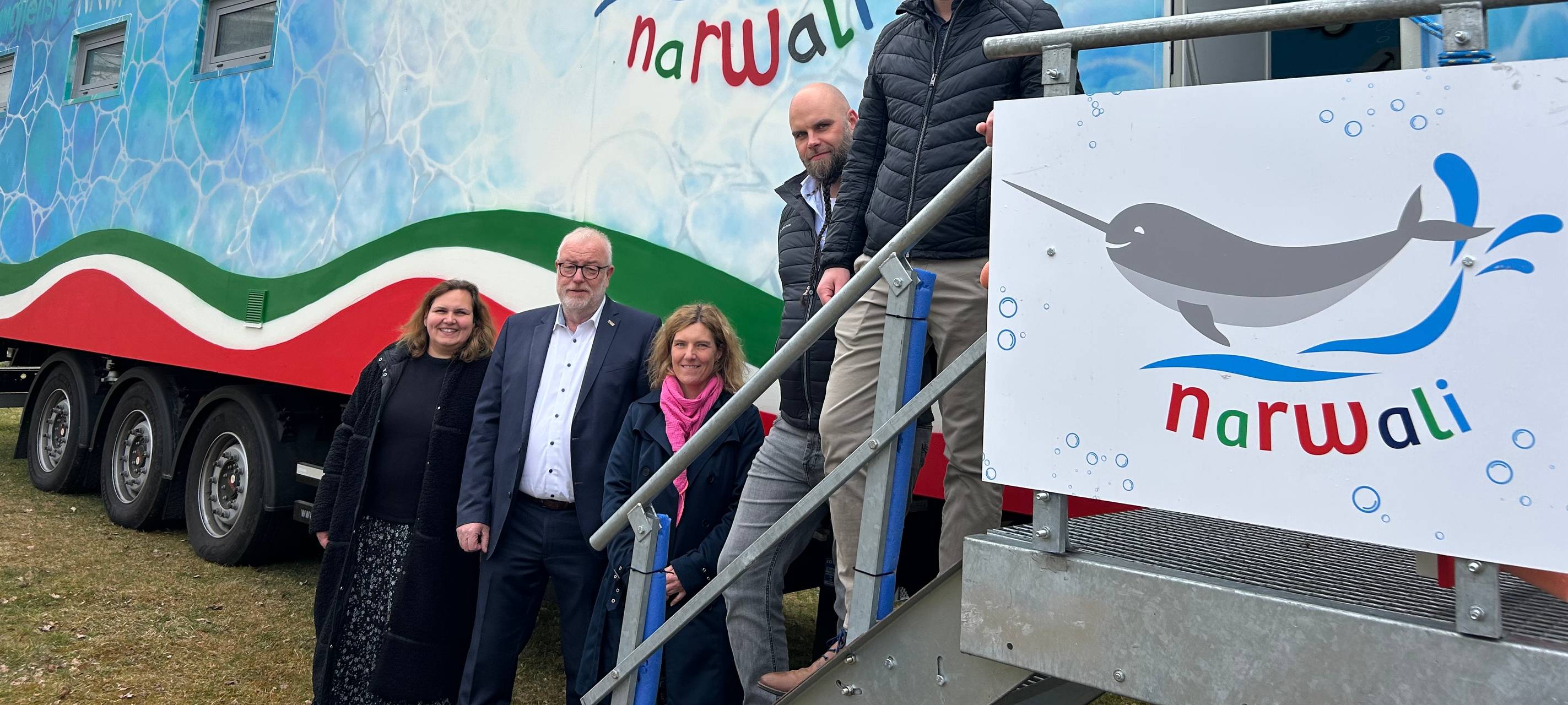 Kinder lernen Schwimmen