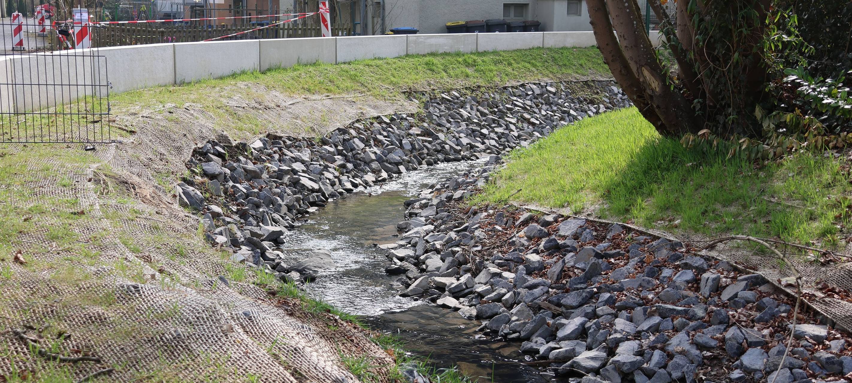 "Bürbach" auf einer Länge von 200 Metern renaturiert.