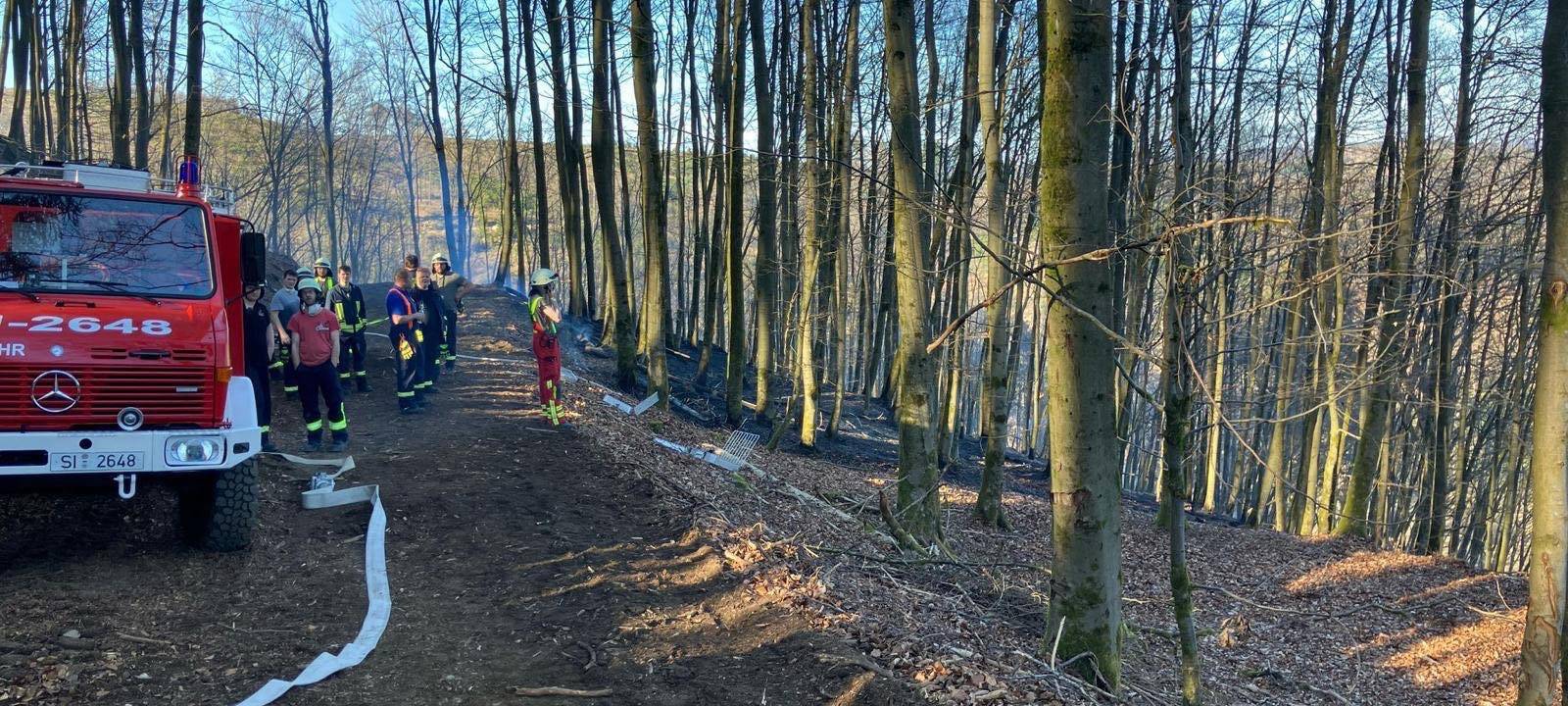 Die Feuerwehrkräfte sind dabei, die Löschwasserversorgung vorzubereiten und.