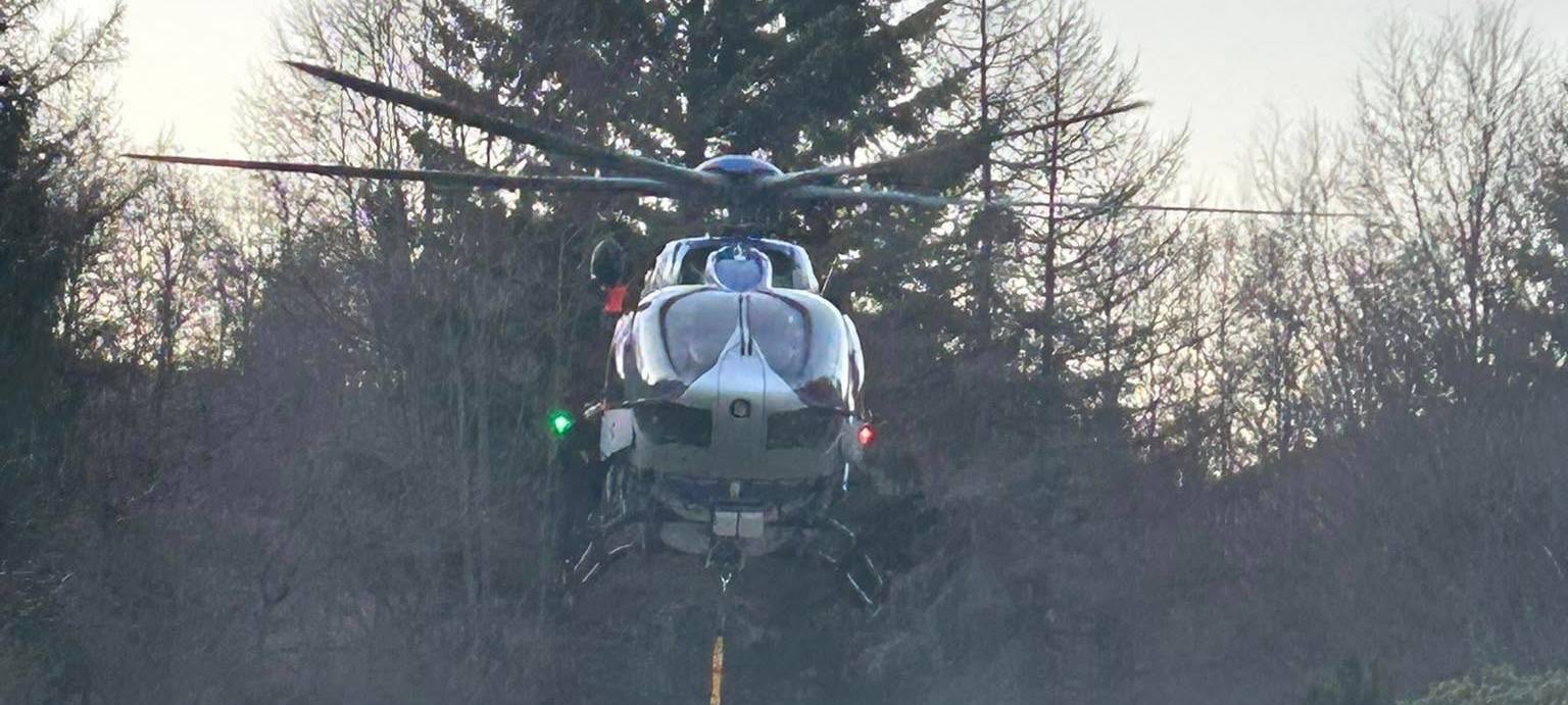 Der Polizeihubschrauber "Hummel" unterstützt die Feuerwehrkräfte bei den Löscharbeiten.