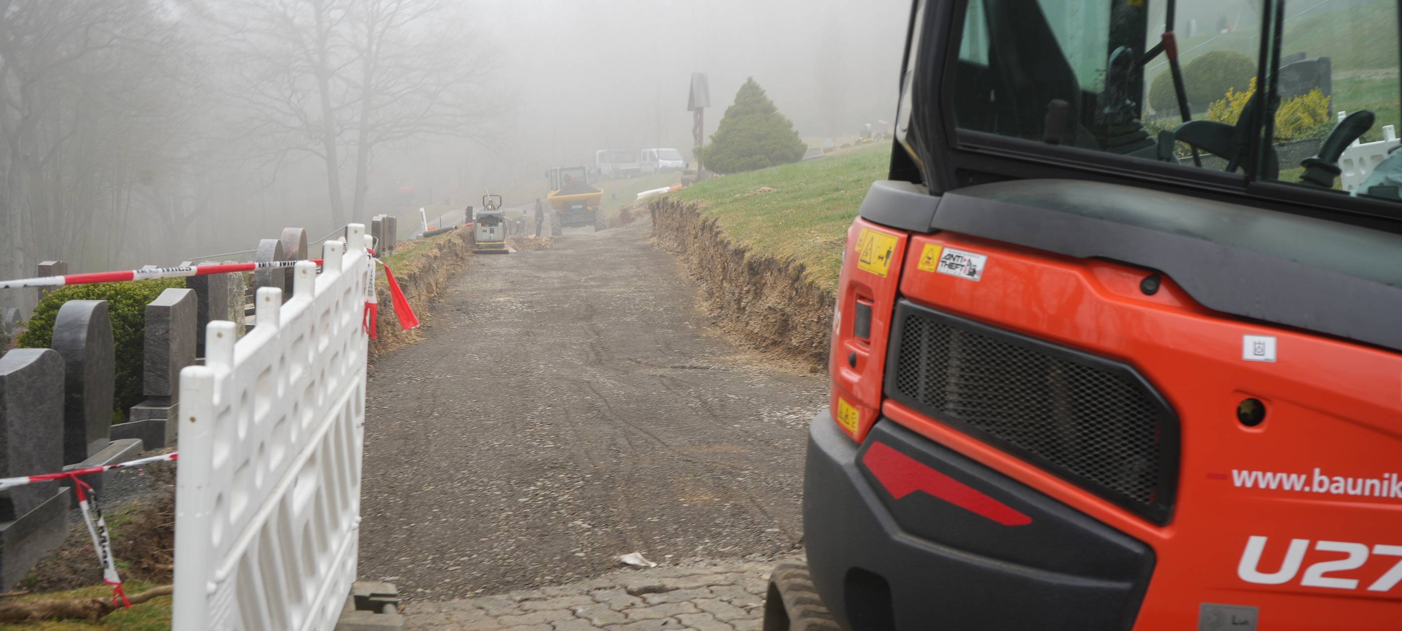 Bauarbeiten am Hauptweg auf dem Friedhof Gernsdorf