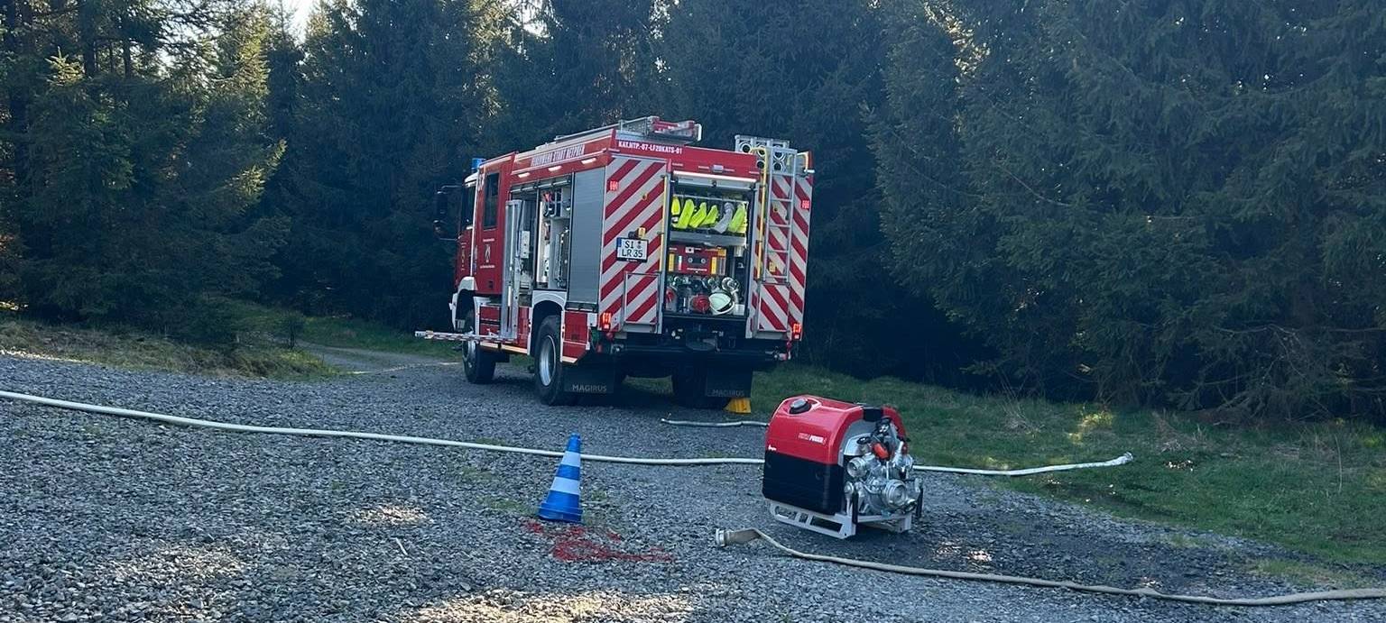 In Erndtebrück haben Feuerwehr und Co. eine Waldbrand-Übung samt Bedrohung von Bundeswehr-Anlagen geübt.