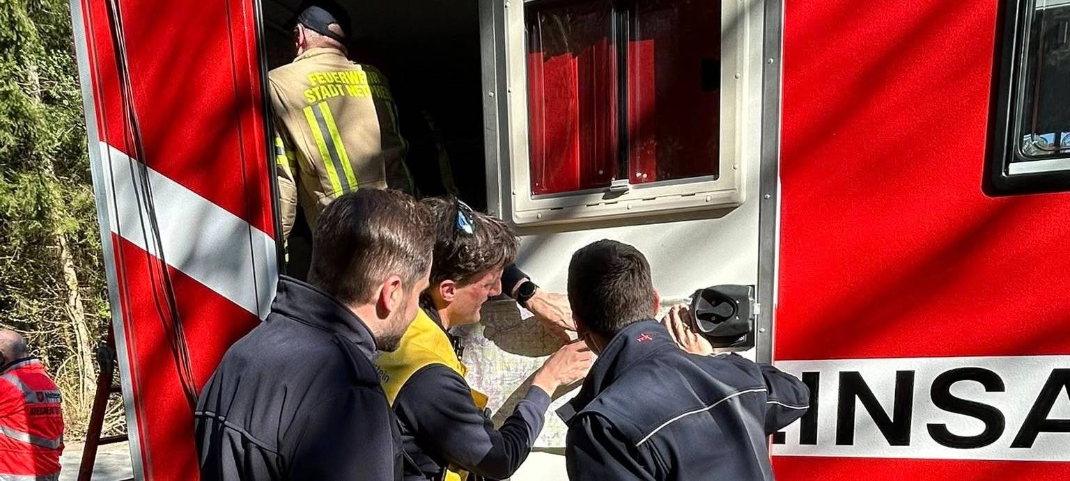In Erndtebrück haben Feuerwehr und Co. eine Waldbrand-Übung samt Bedrohung von Bundeswehr-Anlagen geübt.