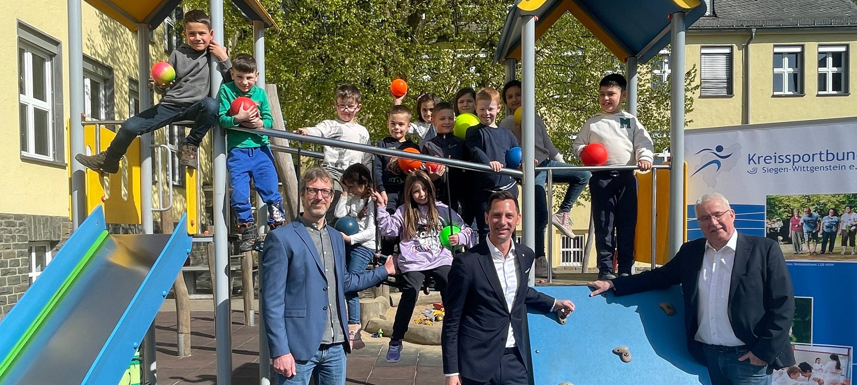 Schulleiter Christian Bernsmeier, Landrat Andreas Müller, Falk Henrichs (v.l.) und die Schülerinnen und Schüler der Lindenschule freuen sich auf die Zusammenarbeit.