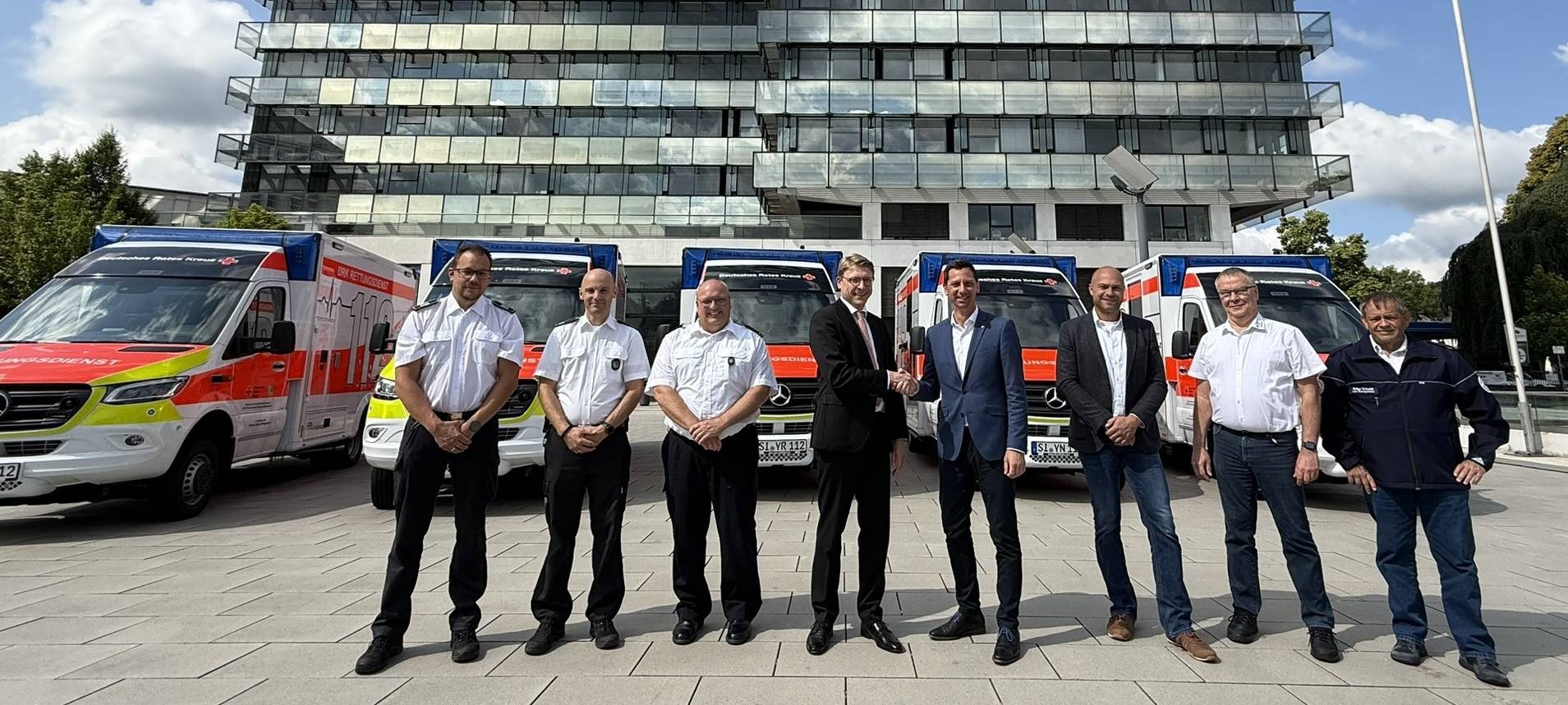 Landrat Andreas Müller übergibt fünf neue Rettungstransportwagen an das DRK.