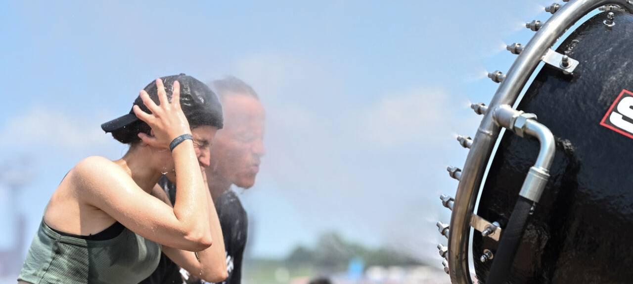 Feuchter Sprühnebel wird beim Hurricane Festival zur Abkühlung für die Festival-Besucher versprüht. Das Open-Air-Festival ist mit mehr als 80.000 Besuchern meist ausverkauft.