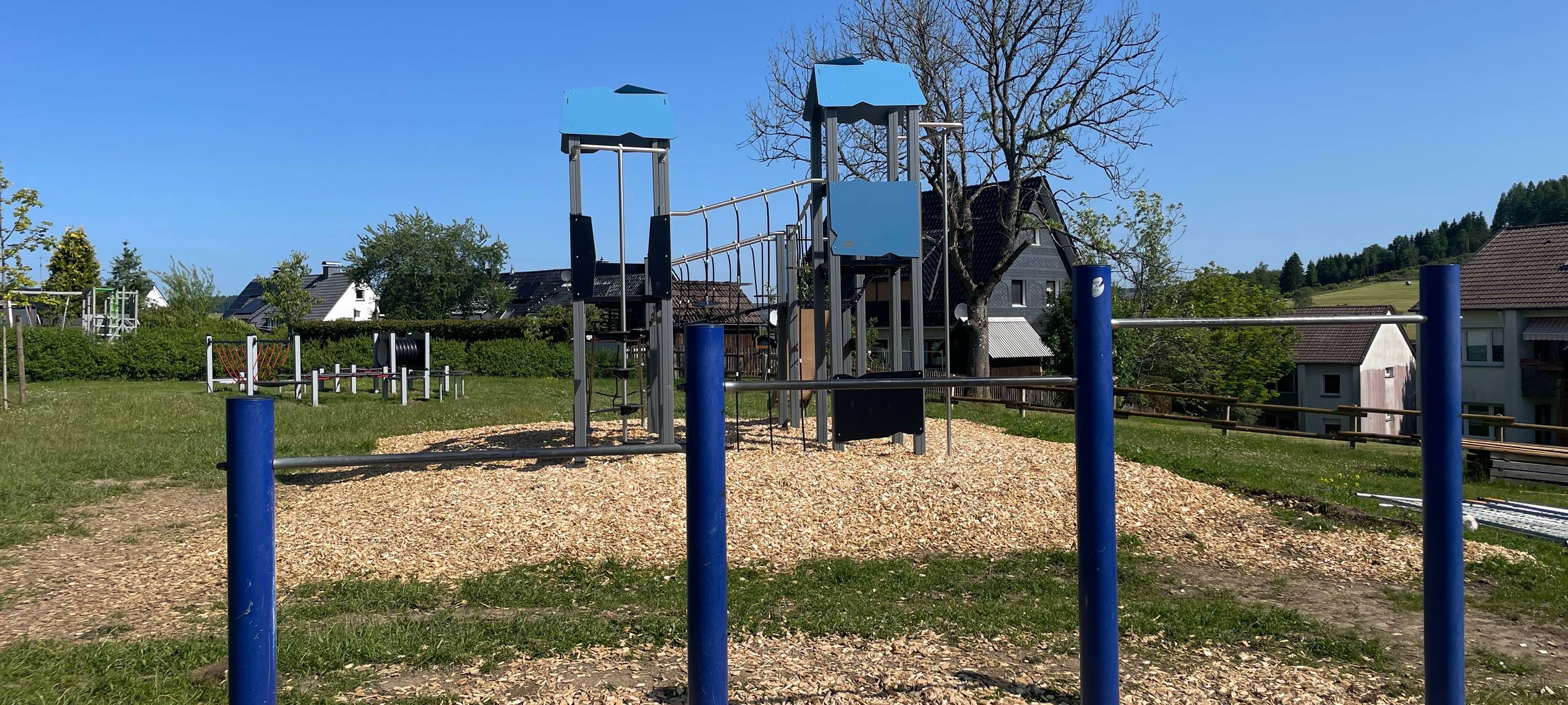 Der Spielplatz „Käthe-Kollwitz“ erstrahlt in neuem Glanz. Vor Ort gibt es neue Klettergeräte und neue Hackschnitzel auf dem Boden.