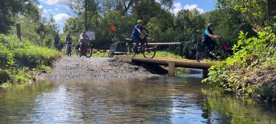„Siegtal pur“ kann auch sehr naturnah sein, wie hier im Abschnitt zwischen Wissen und Etzbach.