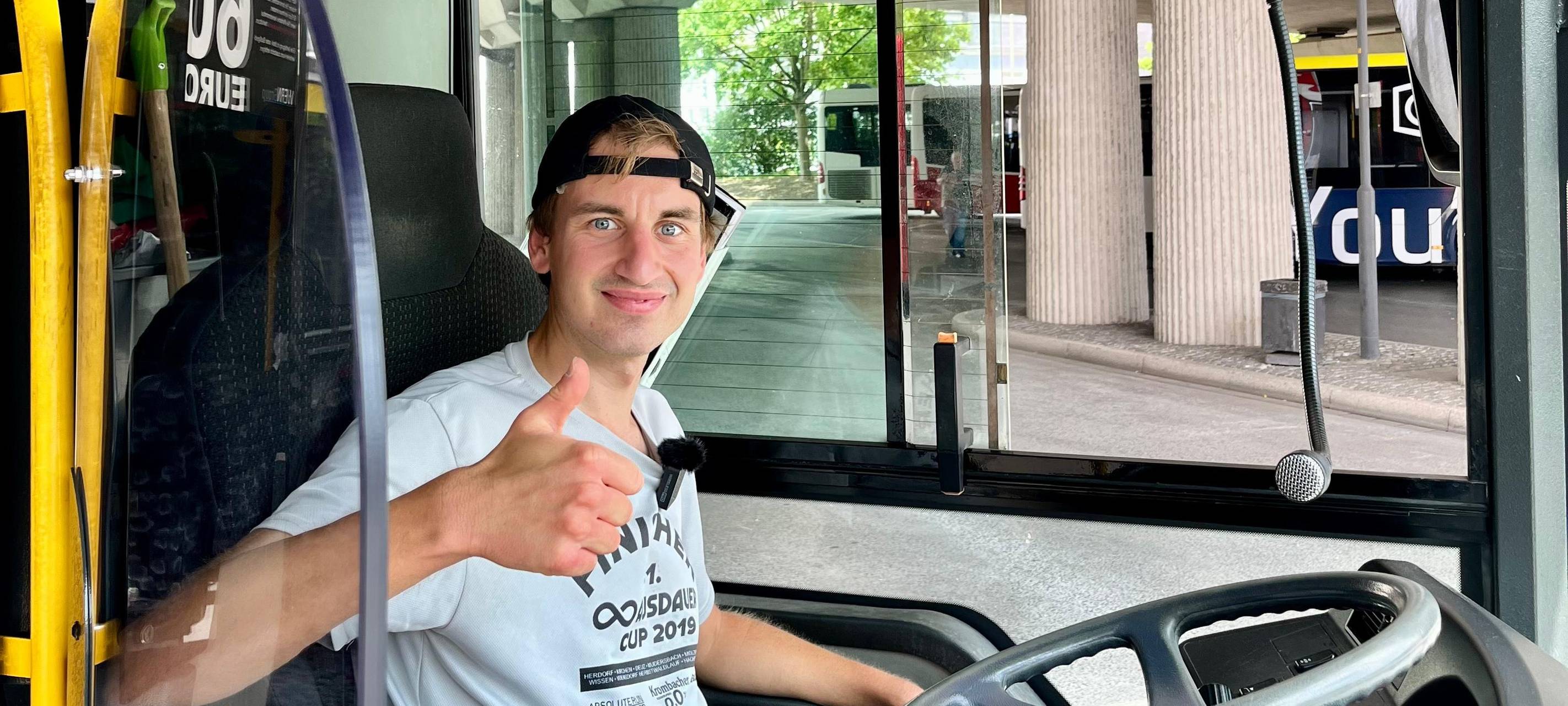 Laufender Busfahrer ist fit wie ein Turnschuh