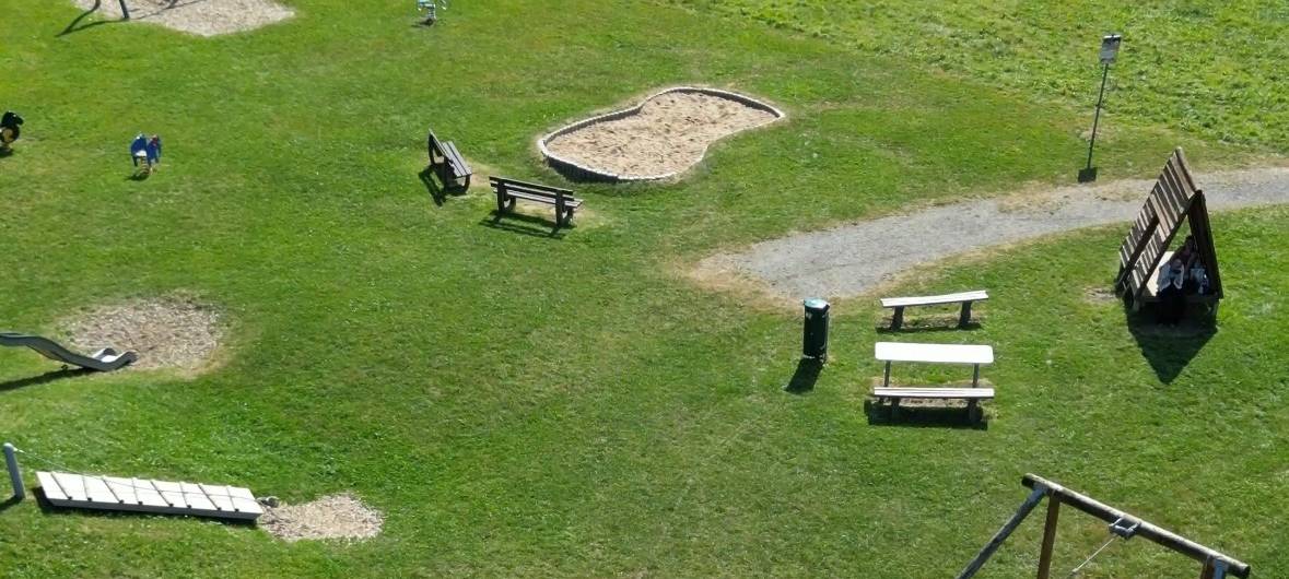 Kinder gestalten Spielplatz in Niederdielfen