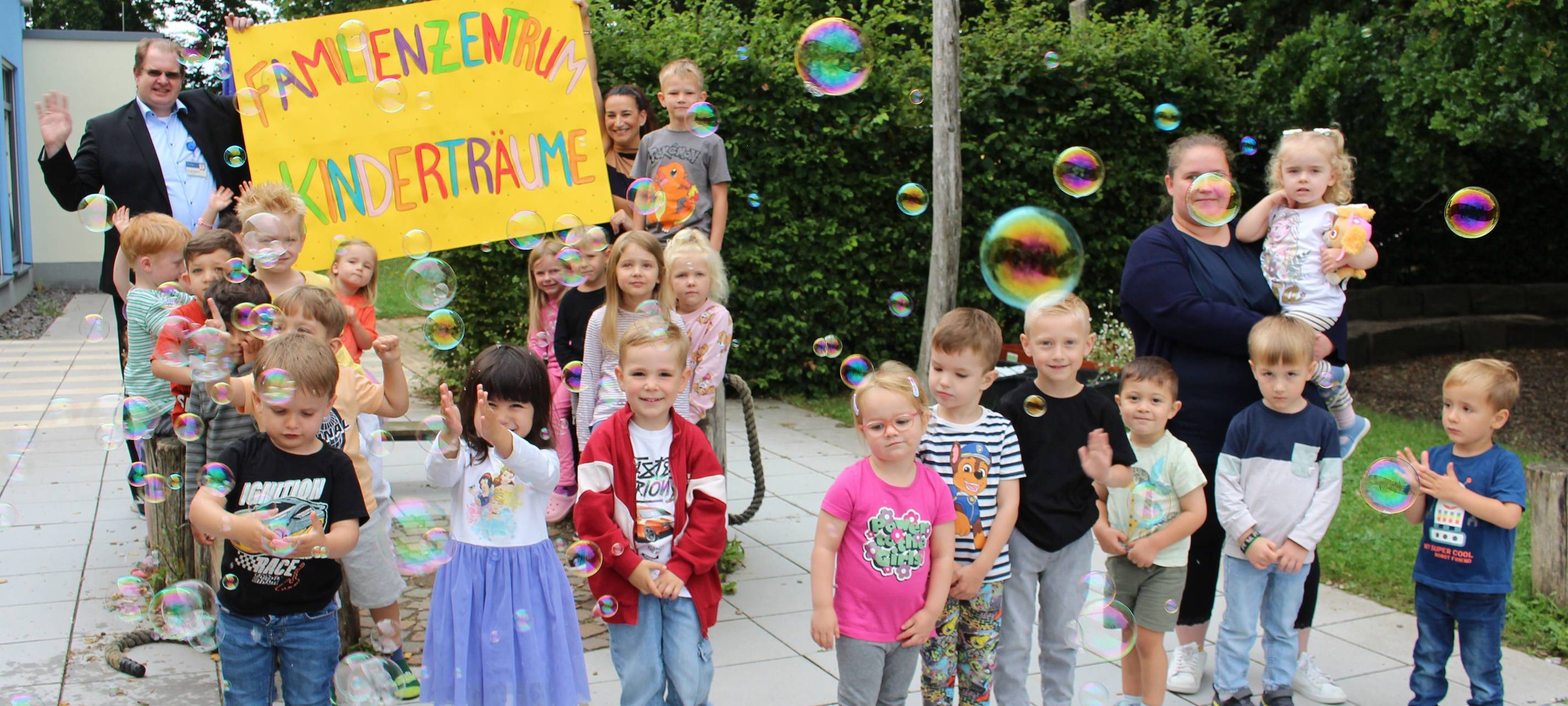 In der Siegener Kita „Kinder(t)räume“ ist die Freude über die Rezertfizierung zum Familienzentrun groß.