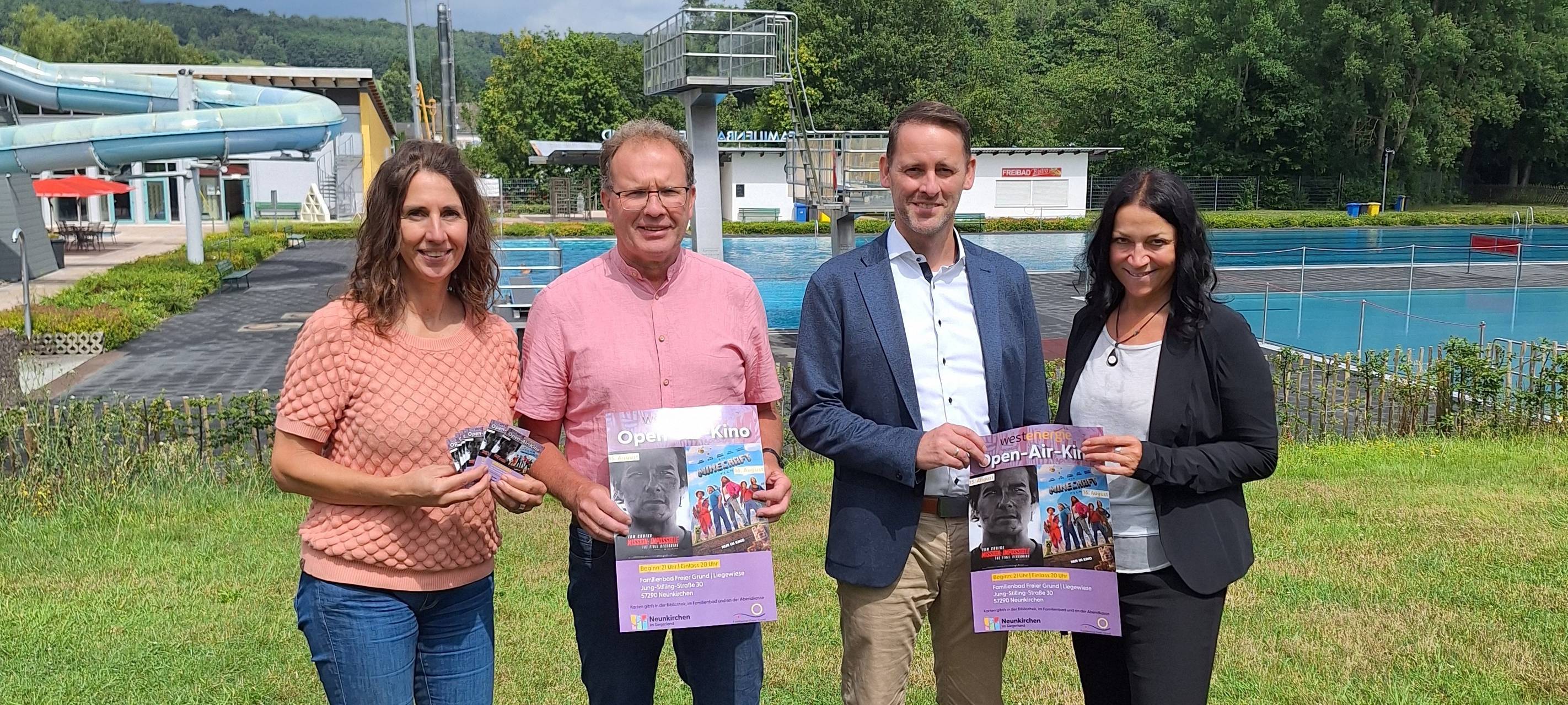 „Film ab“ heißt es am 15. und 16. August wieder im Familienbad Freier Grund. Die zuständige Mitarbeiterin im Rathaus, Nicole Morgenschweis, Westenergie Kommunalmanager Achim Loos, Bürgermeister Marco Schwunk und Sylvia P. Heinz, die Geschäftsführerin des Familienbads, präsentieren das Programm.