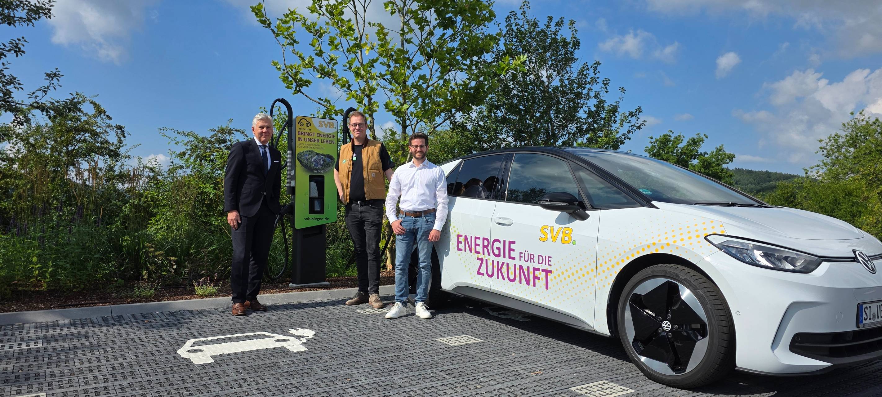 v. l. n. r.: Thomas Mehrer (Geschäftsführer der SVB), Alexander Kremer (Geschäftsführer des Naturgartencenters Kremer) und Christian Dentel (Teamleiter Energiedienstleistungen bei der SVB) an einer der neuen Schnellladesäulen auf dem Kundenparkplatz des Gartencenters.