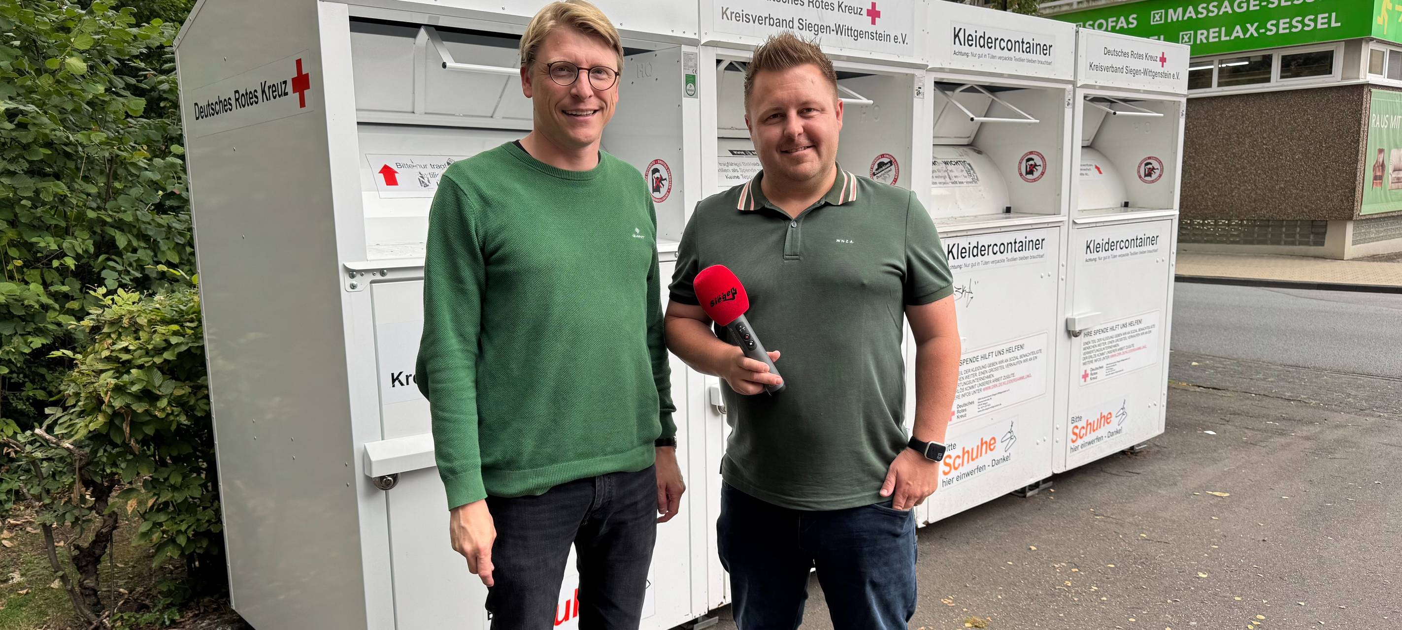 Übervolle Altkleidercontainer in Siegen-Wittgenstein