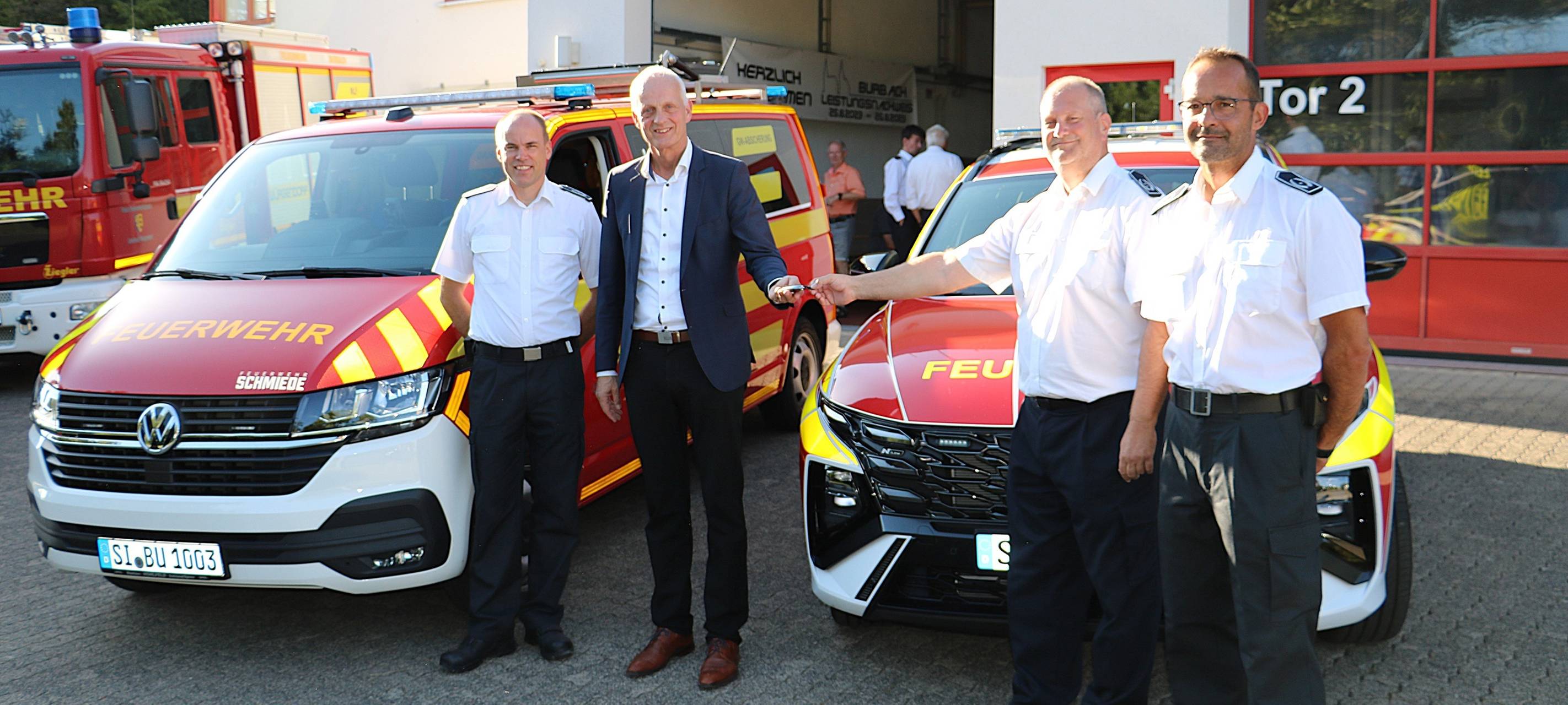 Bürgermeister Christoph Ewers (2.v.l.) übergab dem Leiter der Burbacher Feuerwehr, Thorsten Schneider (3.v.l.), die Schlüssel zum neuen Kommandowagen. Auch der neue Gerätewagen für Würgendorf wurde offiziell in den Dienst gestellt. Benjamin Scholl (l.) und Tobias Schmidt (r.) von der Wehrführung freuten sich ebenfalls über die „Neuzugänge“.