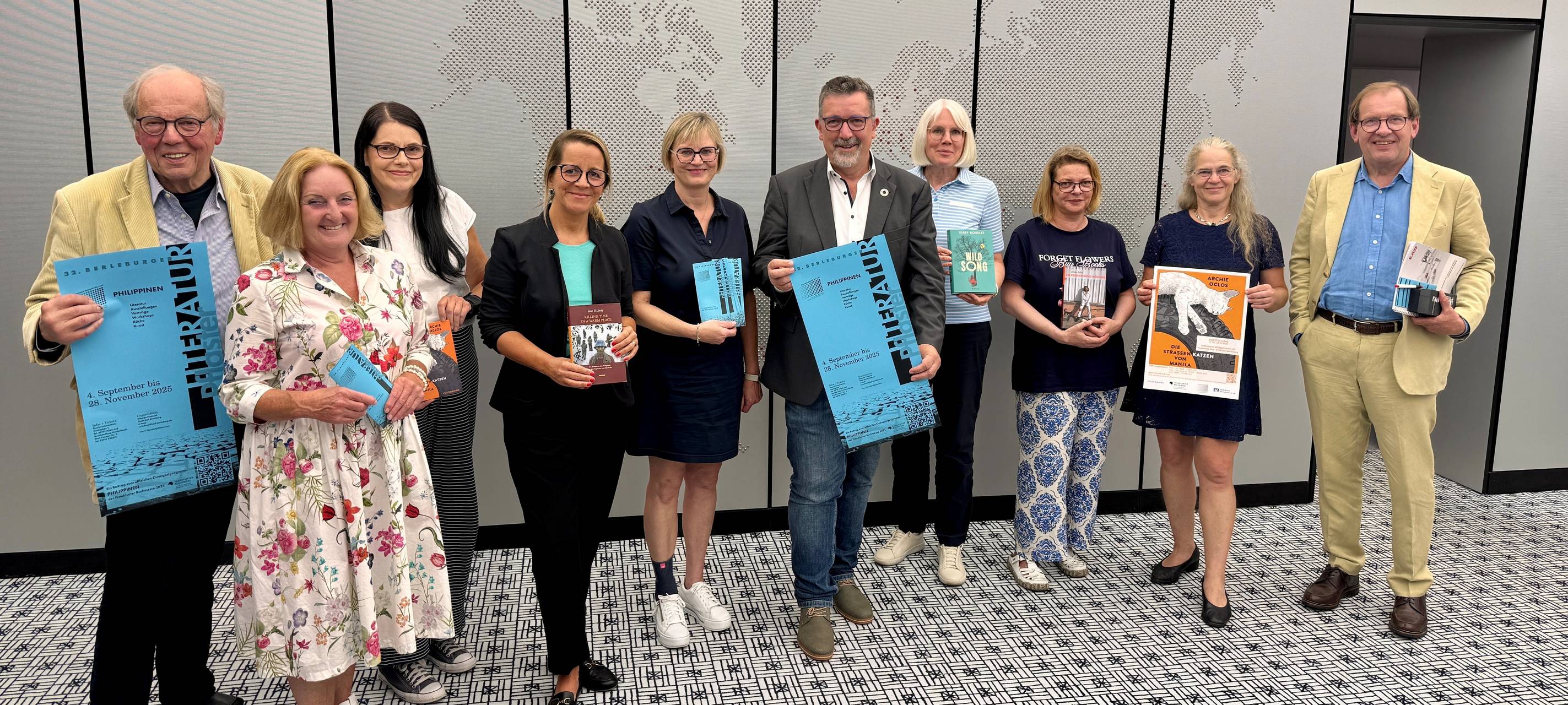 Das Team des Literaturpflasters freut sich gemeinsam mit zahlreichen Unterstützenden, darunter auch die Firma EJOT mit ihrem Geschäftsführer Christian Kocherscheidt, auf zahlreiche Veranstaltungen im Herbst - und darauf, die große Vielfalt der Philippinen nach Bad Berleburg zu holen.