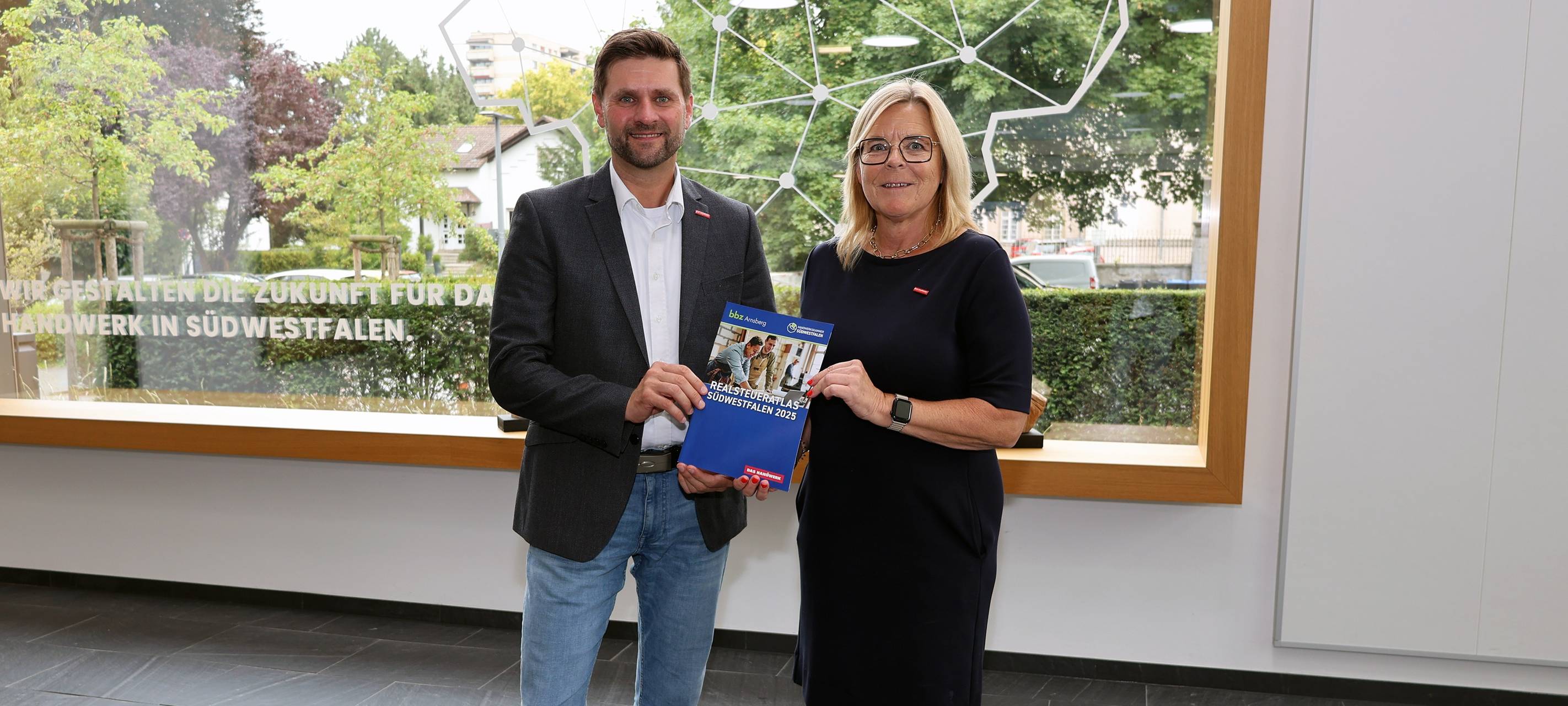Hendrik Schmitt (Hauptgeschäftsführer der HwK Südwestfalen) und Uta Neumeister (Leiterin der HwK-Standortpolitik).