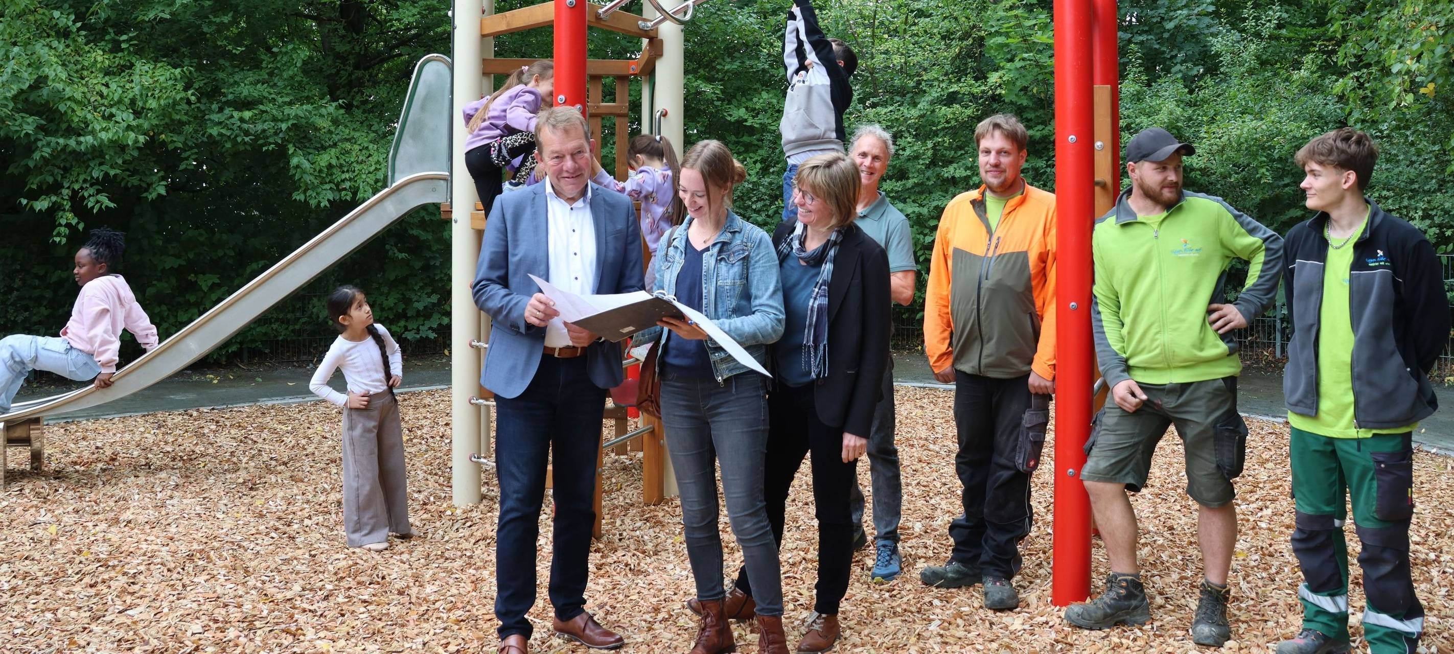 Das Klettergerüst lädt zum Klettern und Hangeln ein: Bürgermeister Steffen Mues (l.) mit den beteiligten Mitarbeiterinnen und Mitarbeitern.