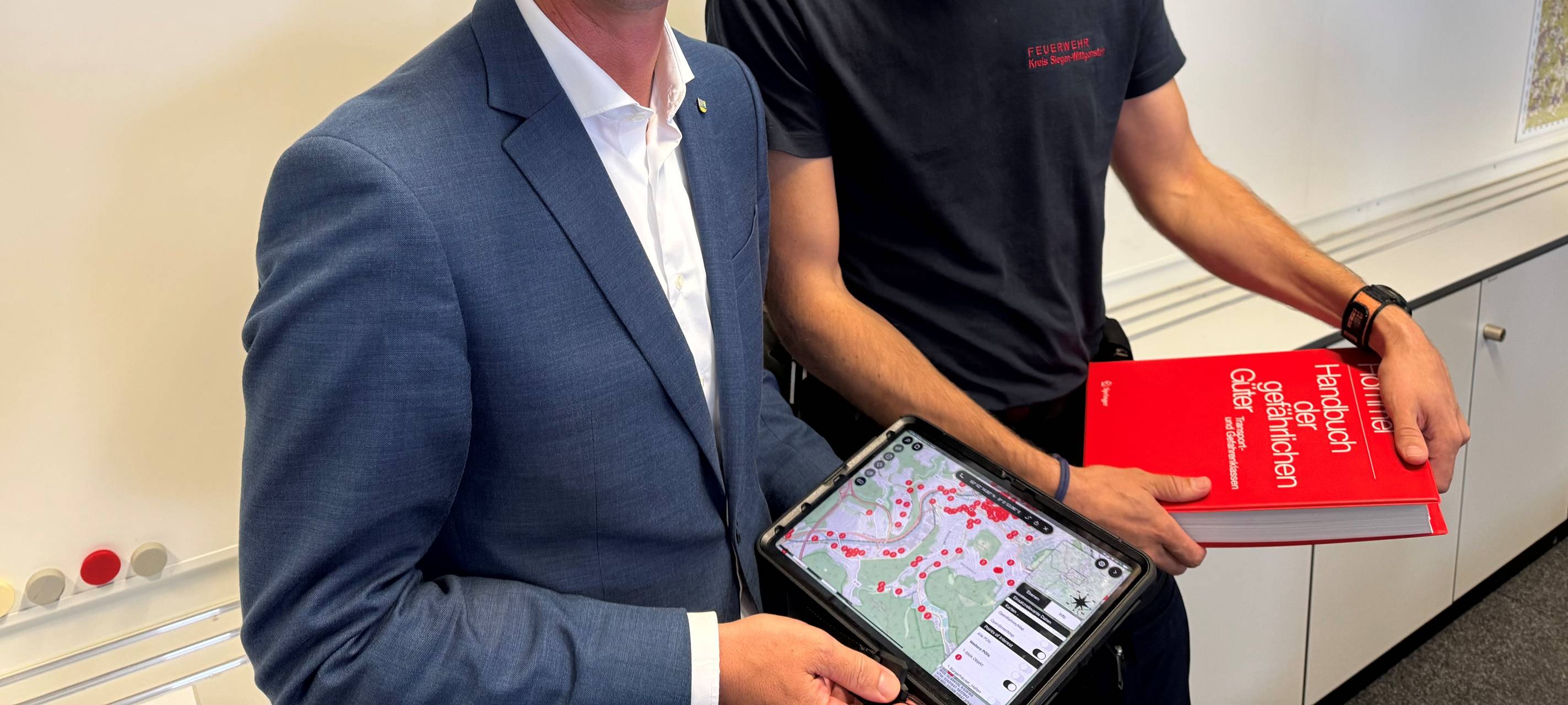 Was Feuerwehren oder Hilfsorganisationen bisher zuweilen im Einsatz noch in dicken Büchern nachgeschlagen mussten, gibt es jetzt digital und an einer Stelle: Landrat Andreas Müller (l.) und Kreisbrandmeister Thomas Tremmel haben die neue App "iKAT" vorgestellt.