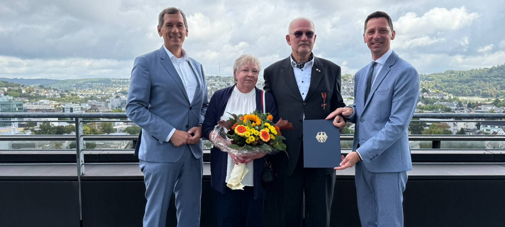 v.l. Jens Kamieth, (stv. Bürgermeister der Stadt Siegen), Carmen Englert, Franz Englert und Landrat Andreas Müller bei der Verleihung im Kreishaus