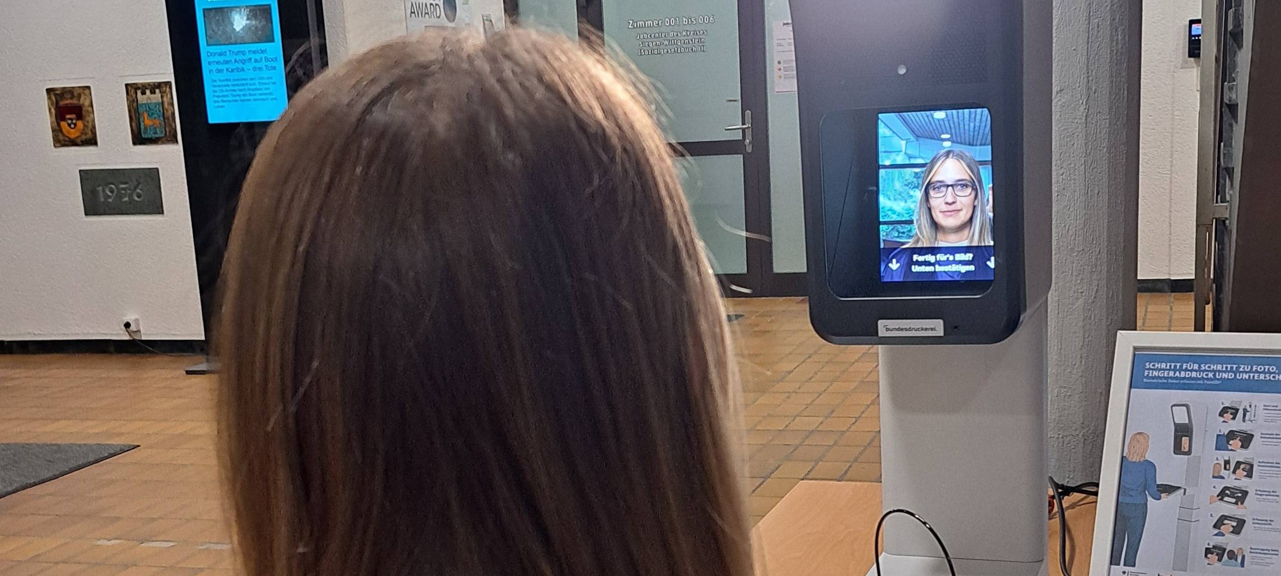 Swenja Vollpracht, Mitarbeiterin des Bürgerbüros, testet das neue Fototerminal im Hilchenbacher Rathaus. Hier können biometrische Lichtbilder erstellt werden.