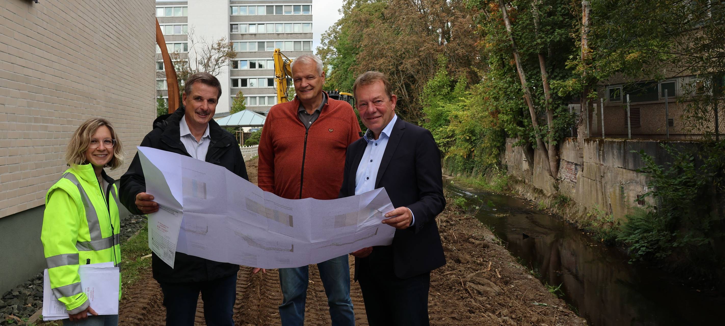 Vor-Ort-Termin zum Start der Weiß-Renaturierung in der Innenstadt: (v.l.n.r) Bauleiterin Jessica Fritsch (ESi), Stephan Roth, technischer Bauleiter des städtischen Entsorgungsbetriebs, Michael Gerd to Berens, Geschäftführer der beauftragten Baufirma Böwingloh und Hefbernd GmbH und Bürgermeister Steffen Mues.