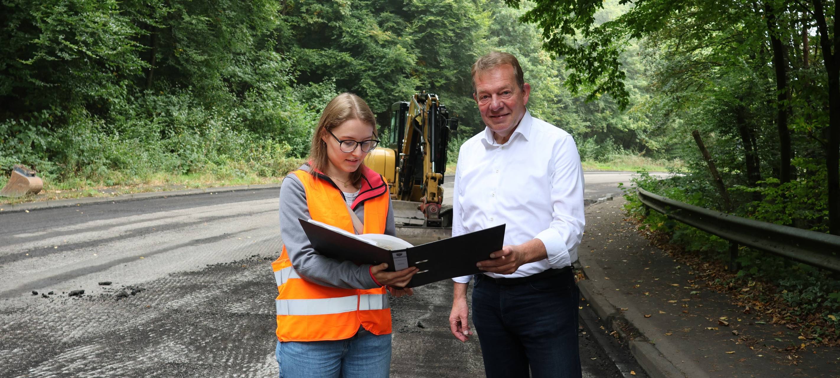 Alexa Kreutz (Projektverantwortliche Abteilung Straße und Verkehr) informiert Bürgermeister Steffen Mues über den Ablauf der Arbeiten.