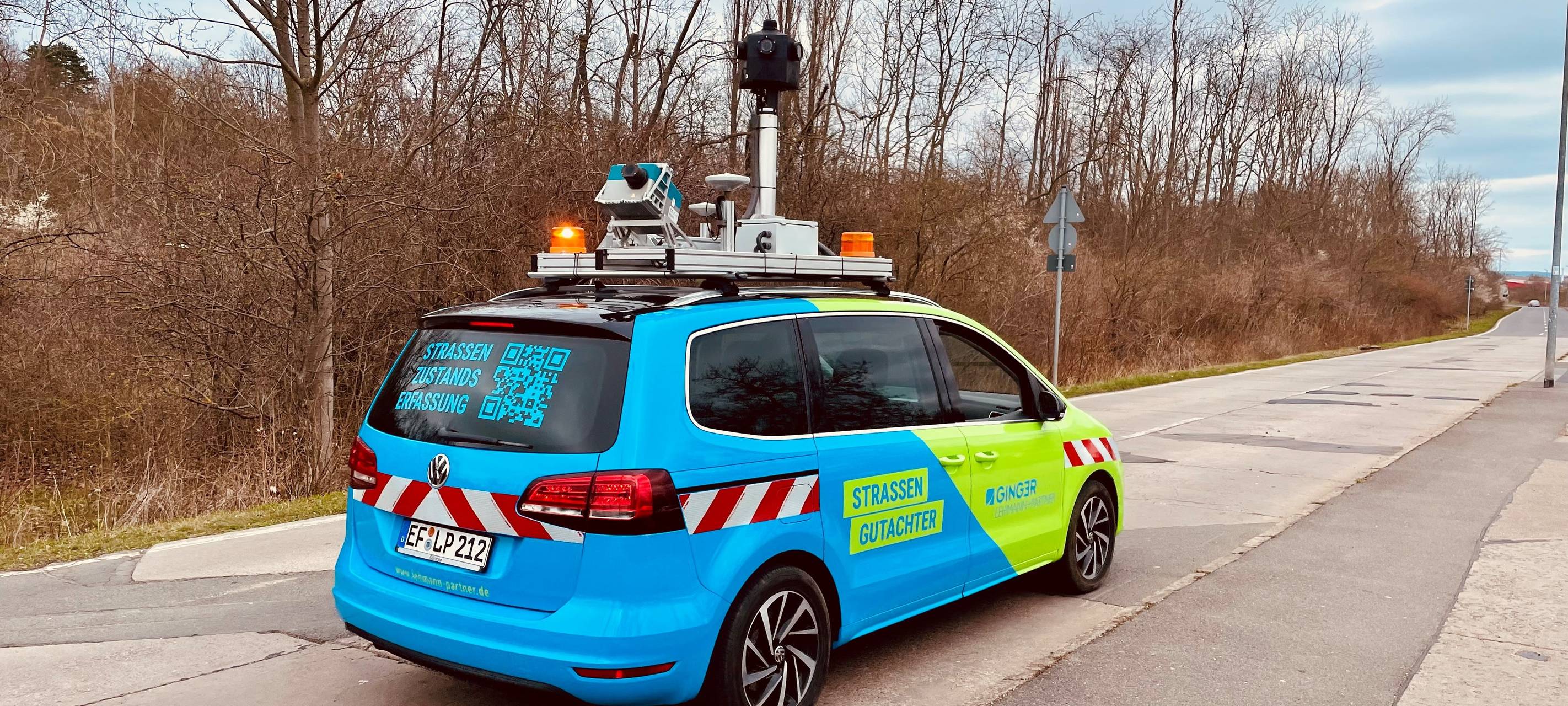 Mit 3D-Scanner und Kamera ausgestattet erfasst das Fahrzeug den Straßenraum in Bad Berleburg.