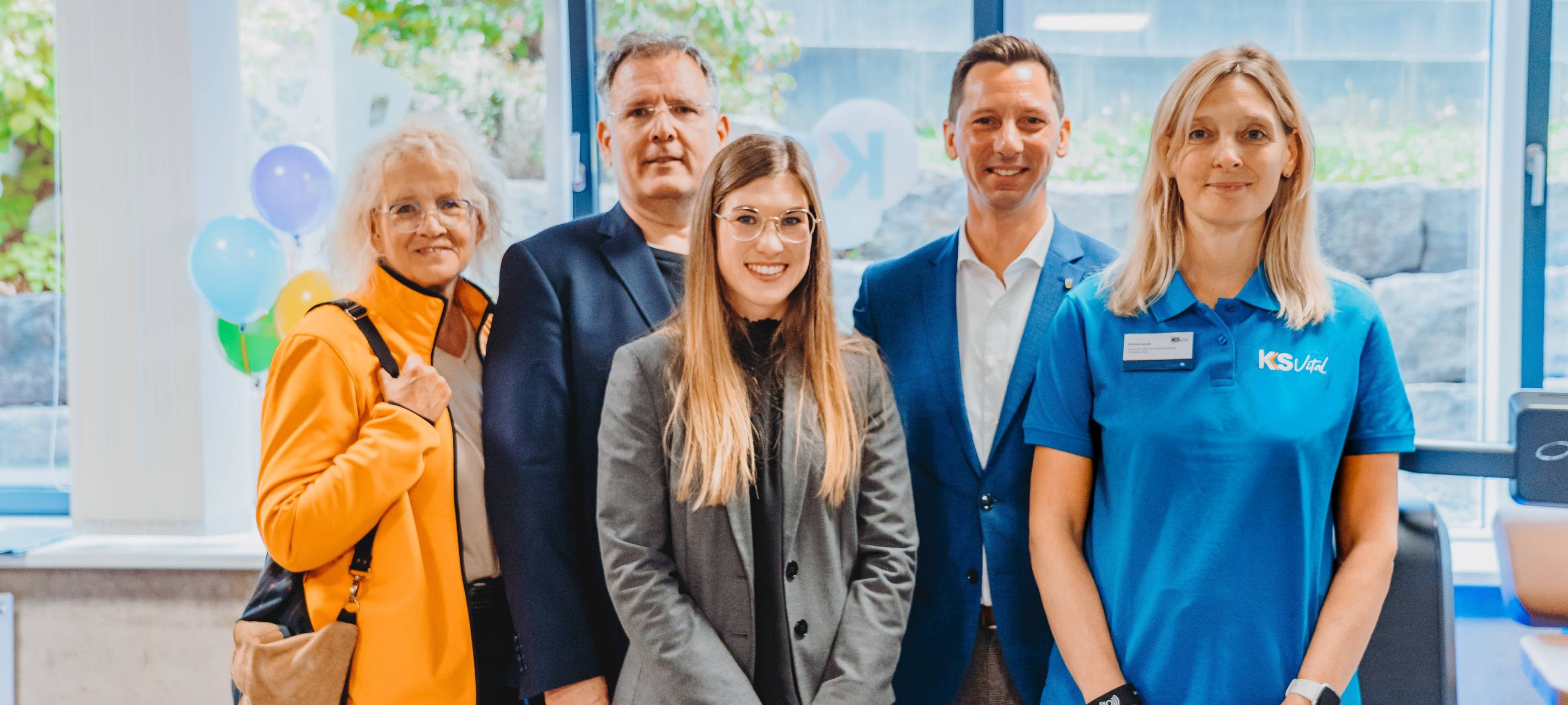 Mit der Eröffnung von Klinikum Vital am Ärztehaus des Klinikums Siegen wird eine wichtige Lücke zwischen stationärer und ambulanter Therapie geschlossen. Auf dem Foto v.l.n.r.: Angela Jung (stellvertretende Bürgermeisterin der Stadt Siegen), Ingo Fölsing (Geschäftsführer Klinikum Siegen), Anna de Nitto (kaufmännische Direktion GTMS), Landrat Andreas Müller, Simone Jacob (Therapieleitung, sektorale Heilpraktikerin).
