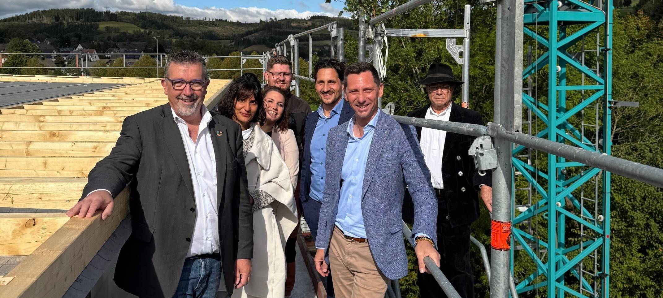 Zum Richtfest versammelten sich Landrat, Bürgermeister, Vertreter der KSG, von Bernshausen Bau und der AWO unterm Richtbaum auf dem Dach der künftigen KiTa für Aue und Wingeshausen.