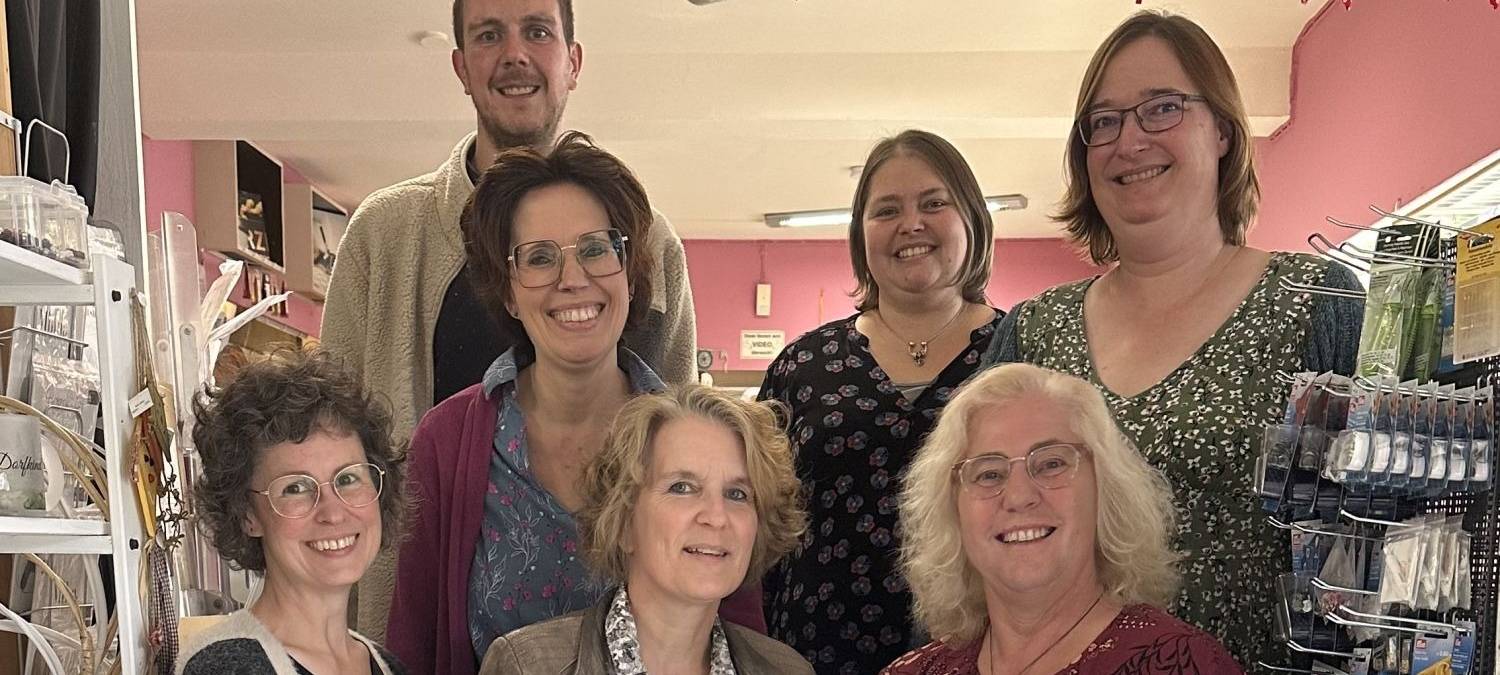 IHK-Mitarbeiter David Doblun gratulierte den Gewinnern des Wettbewerbs „Lieblings-Heimat-Shop“.