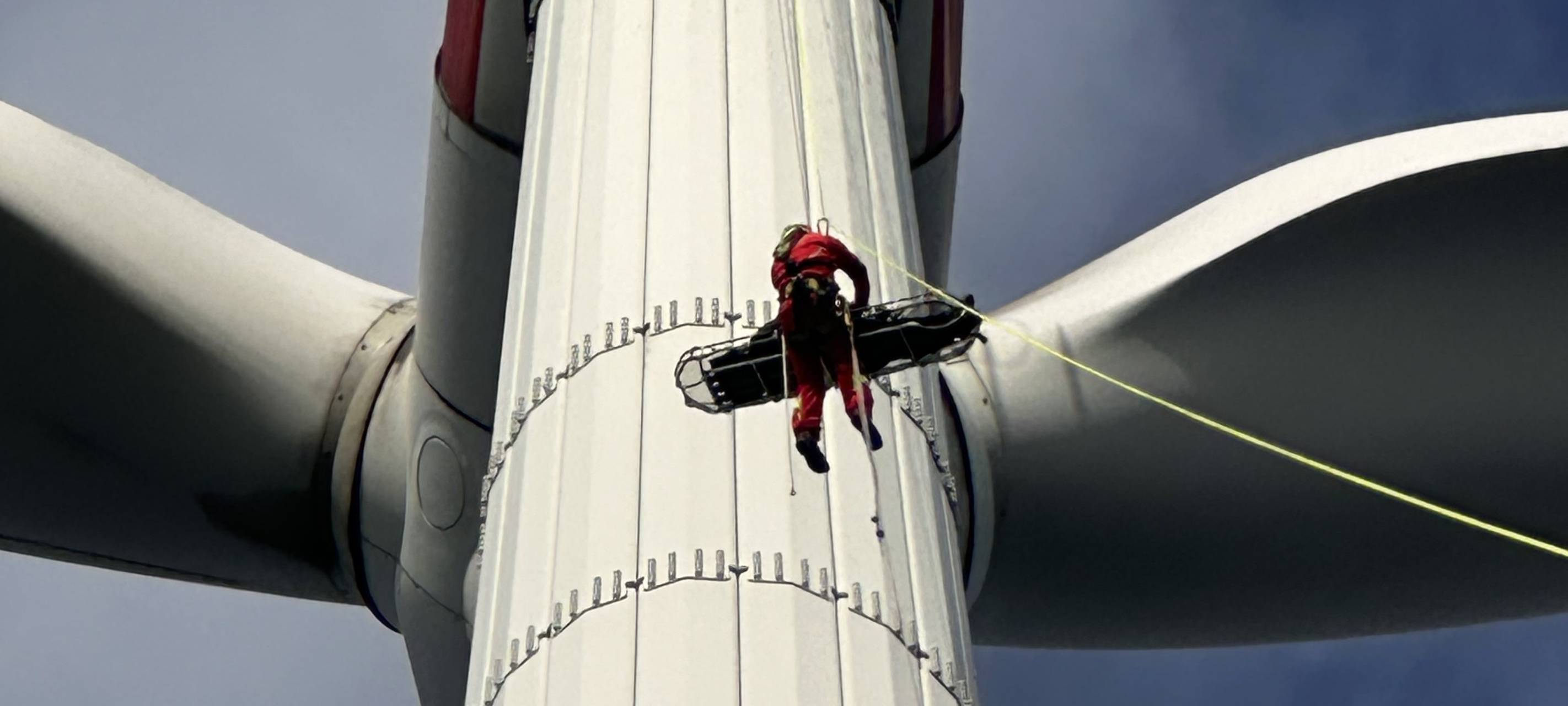 Auf über 120 Metern Höhe haben die Höhenretter der Feuerwehr Siegen trainiert, einen Monteur im Notfall sicher von einem Windrad abzuseilen.