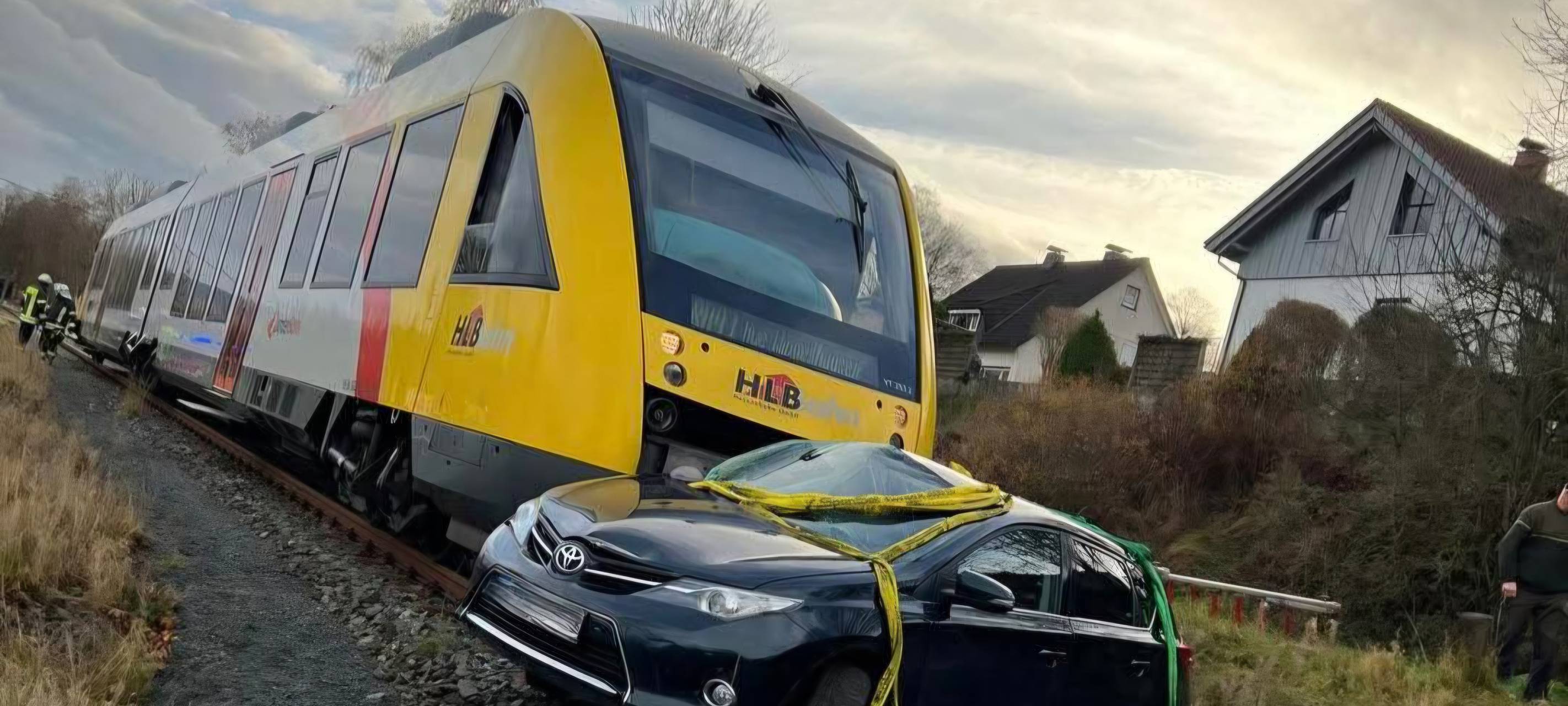 Zug erfasst Kleinwagen