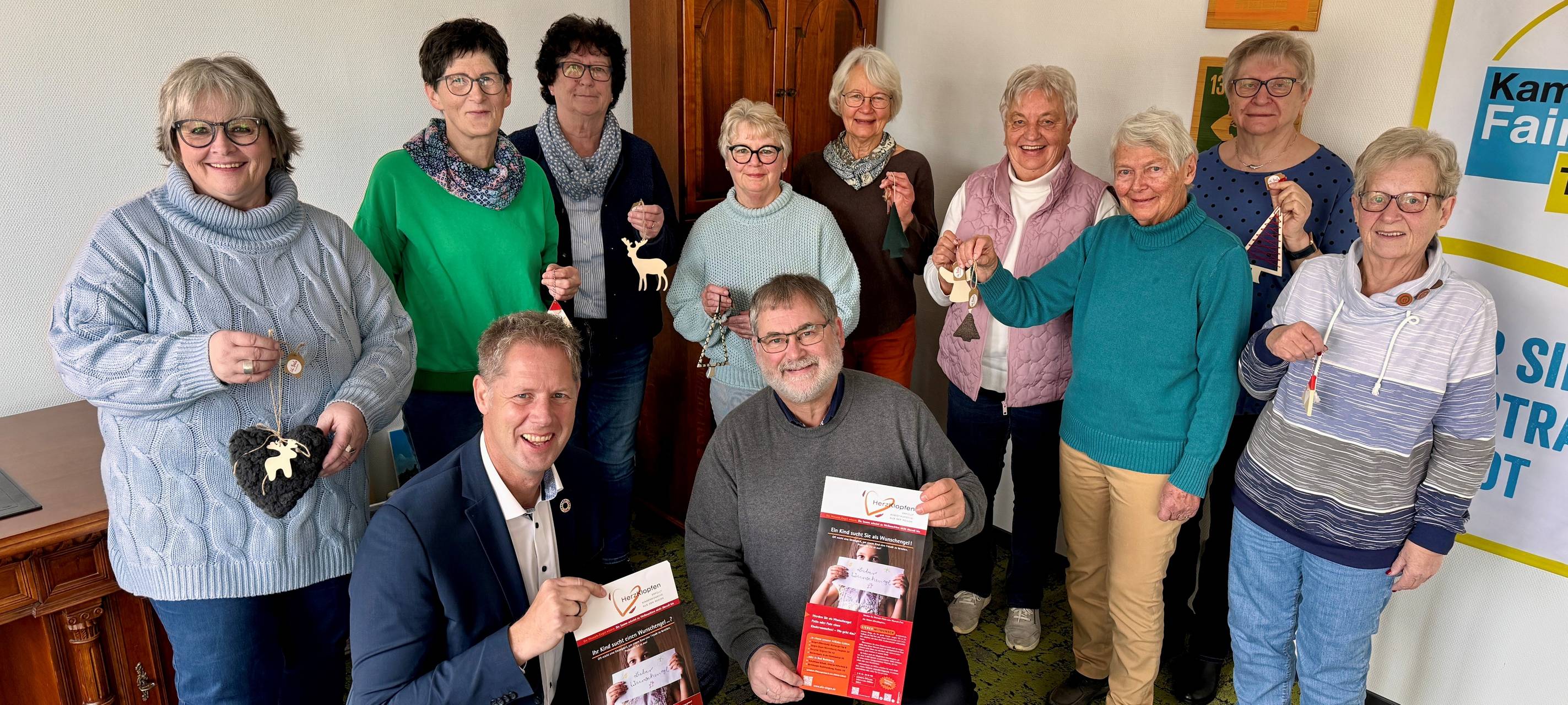 Auf dem Foto seht ihr links im Bild Kirsten Fuhr von AliBaba, Bürgermeister und Schirmherr Volker Sonneborn und Pfarrer Dirk Spornhauer und die Herzklopfenhelferinnen mit Kathrein Dickel, Renate Stremmel, Lauren Bendisch, Bärbel Treude, Ingrid Kroh, Marlene Brinkmann, Ingrid Saßmannshausen, Waltrud Sinner